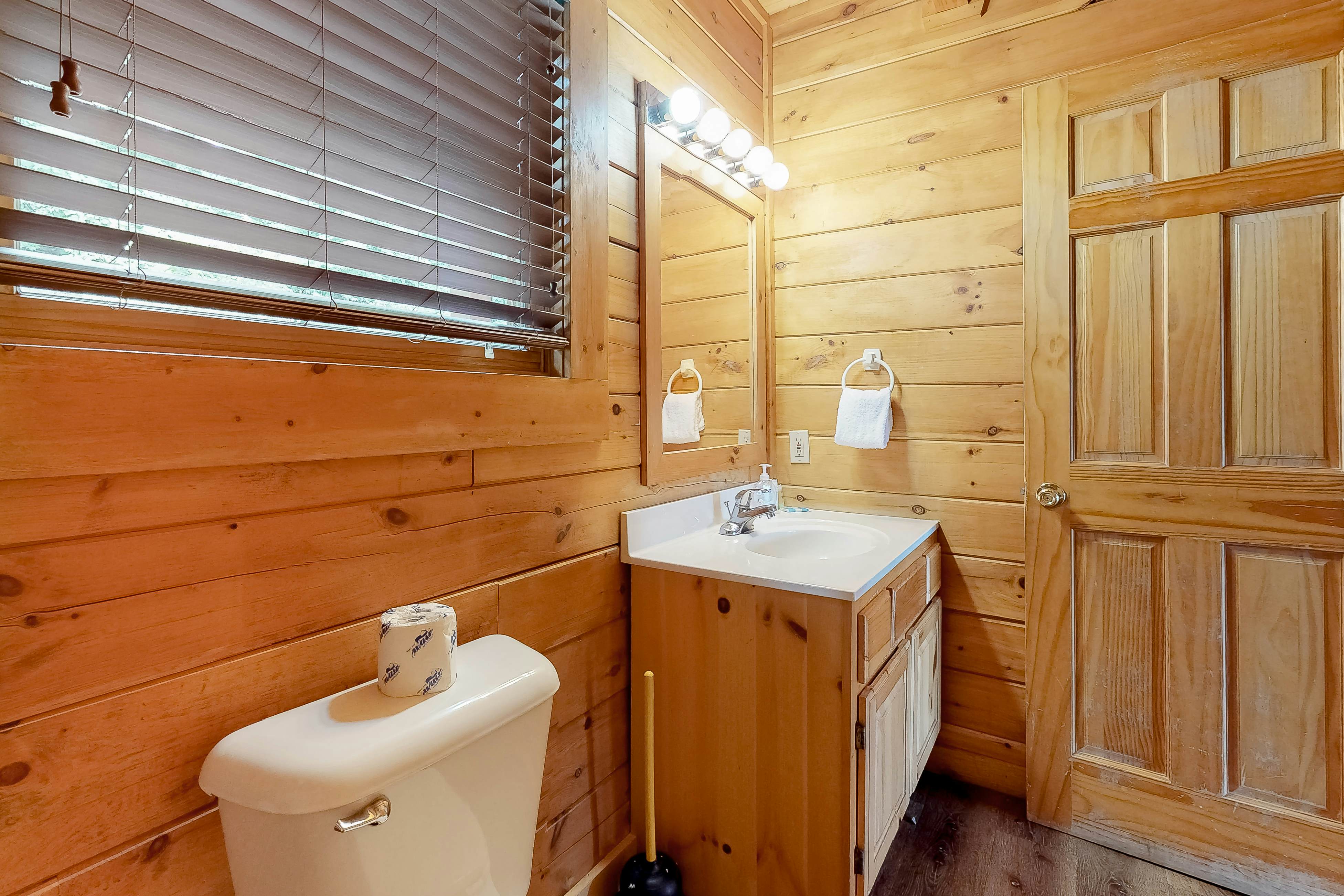 Dollywood Cabin W Mtn View, Sleeps 12・Hot Tub