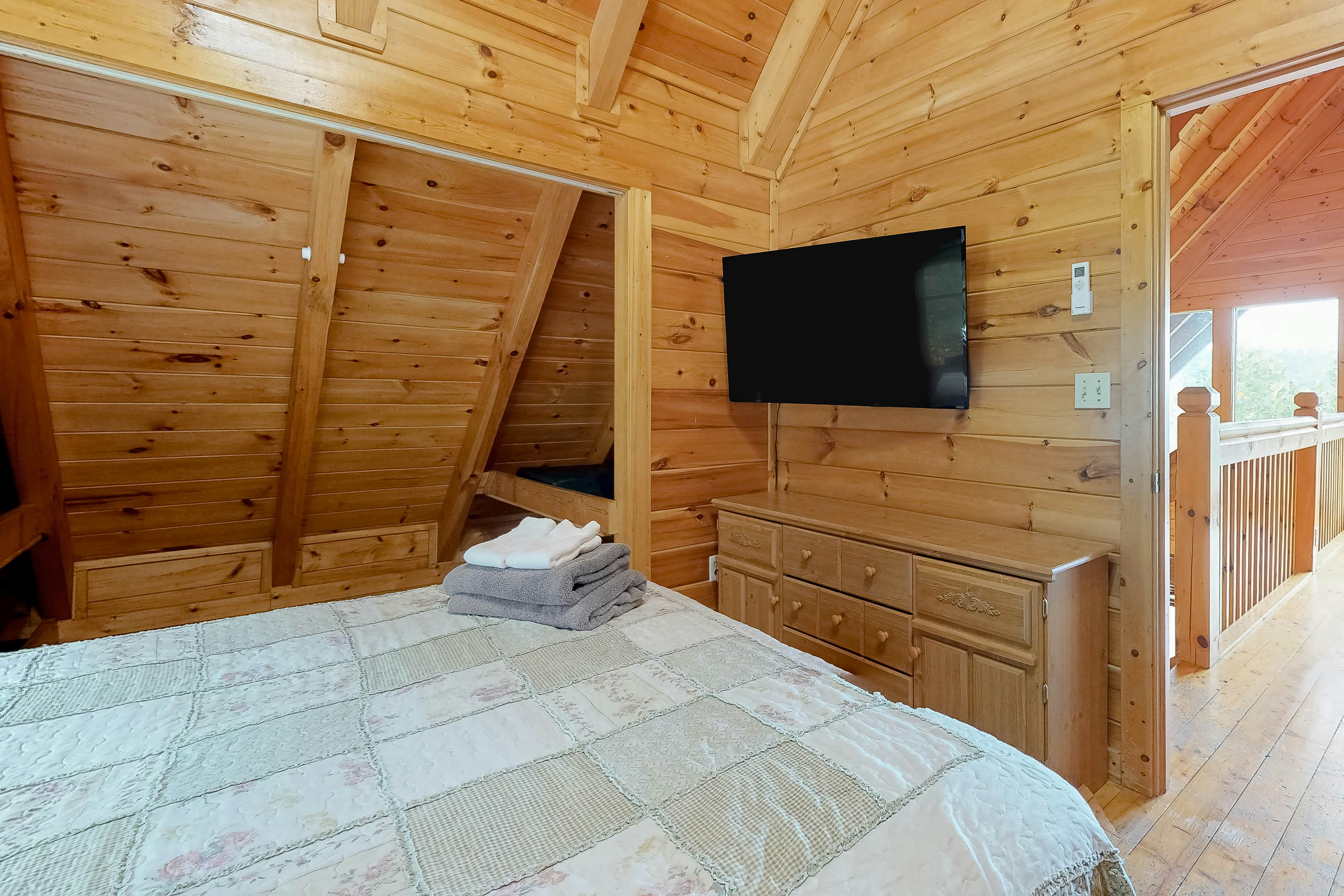 Dollywood Cabin W Mtn View, Sleeps 12・Hot Tub