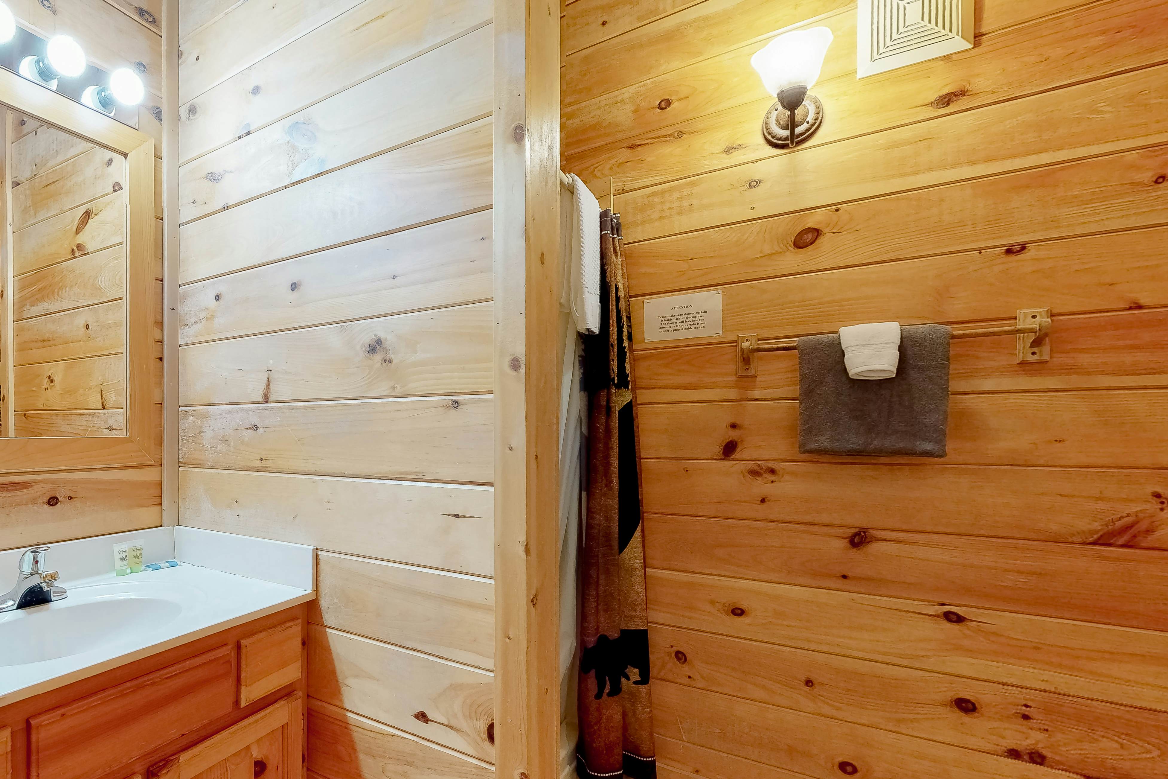 Dollywood Cabin W Mtn View, Sleeps 12・Hot Tub