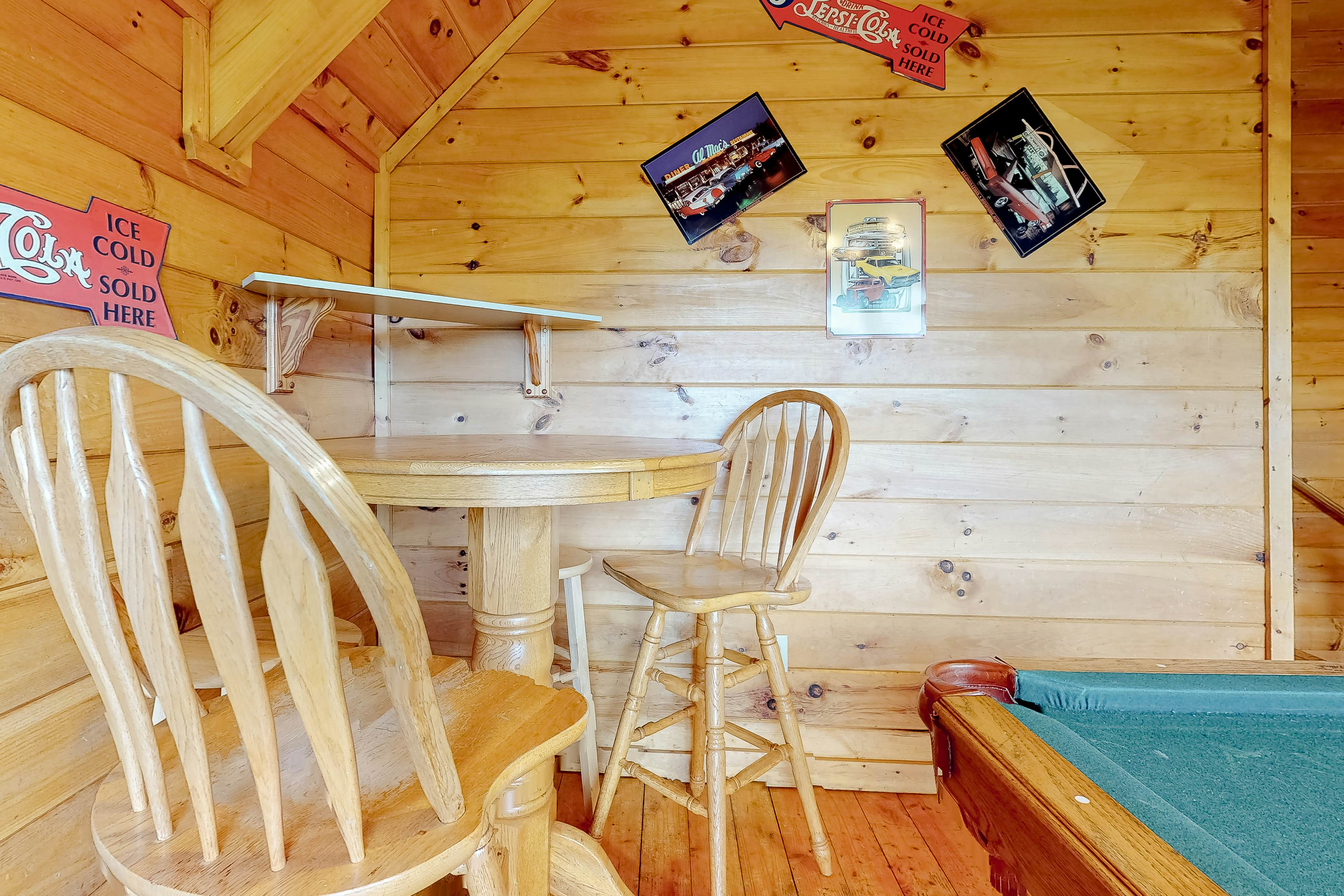 Dollywood Cabin W Mtn View, Sleeps 12・Hot Tub