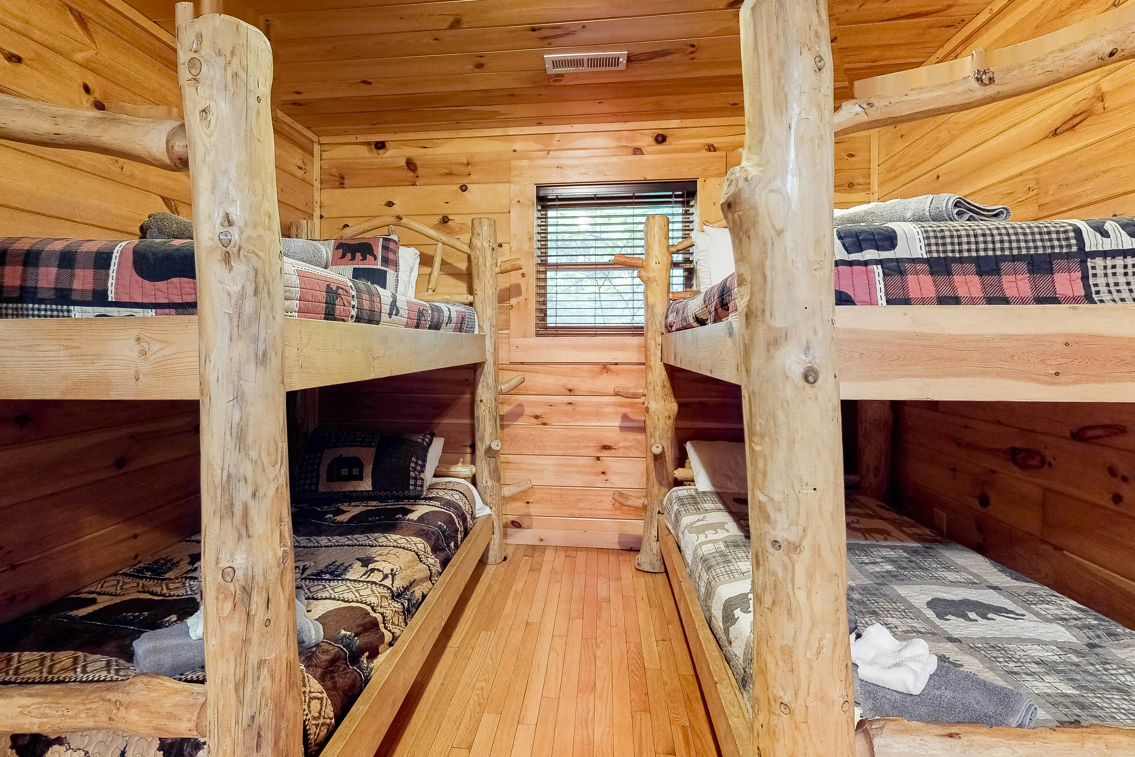 Dollywood Cabin W Mtn View, Sleeps 12・Hot Tub