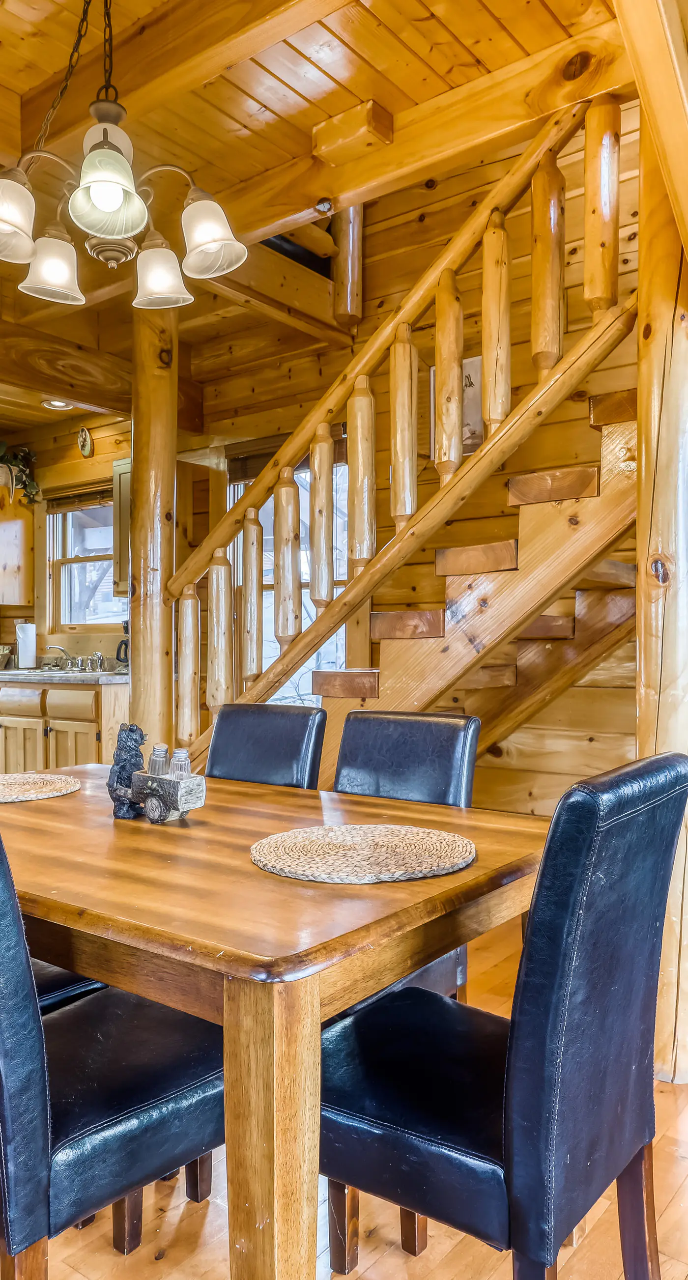 Charming Log cabin, Sleeps 6・Game Room・Hot Tub