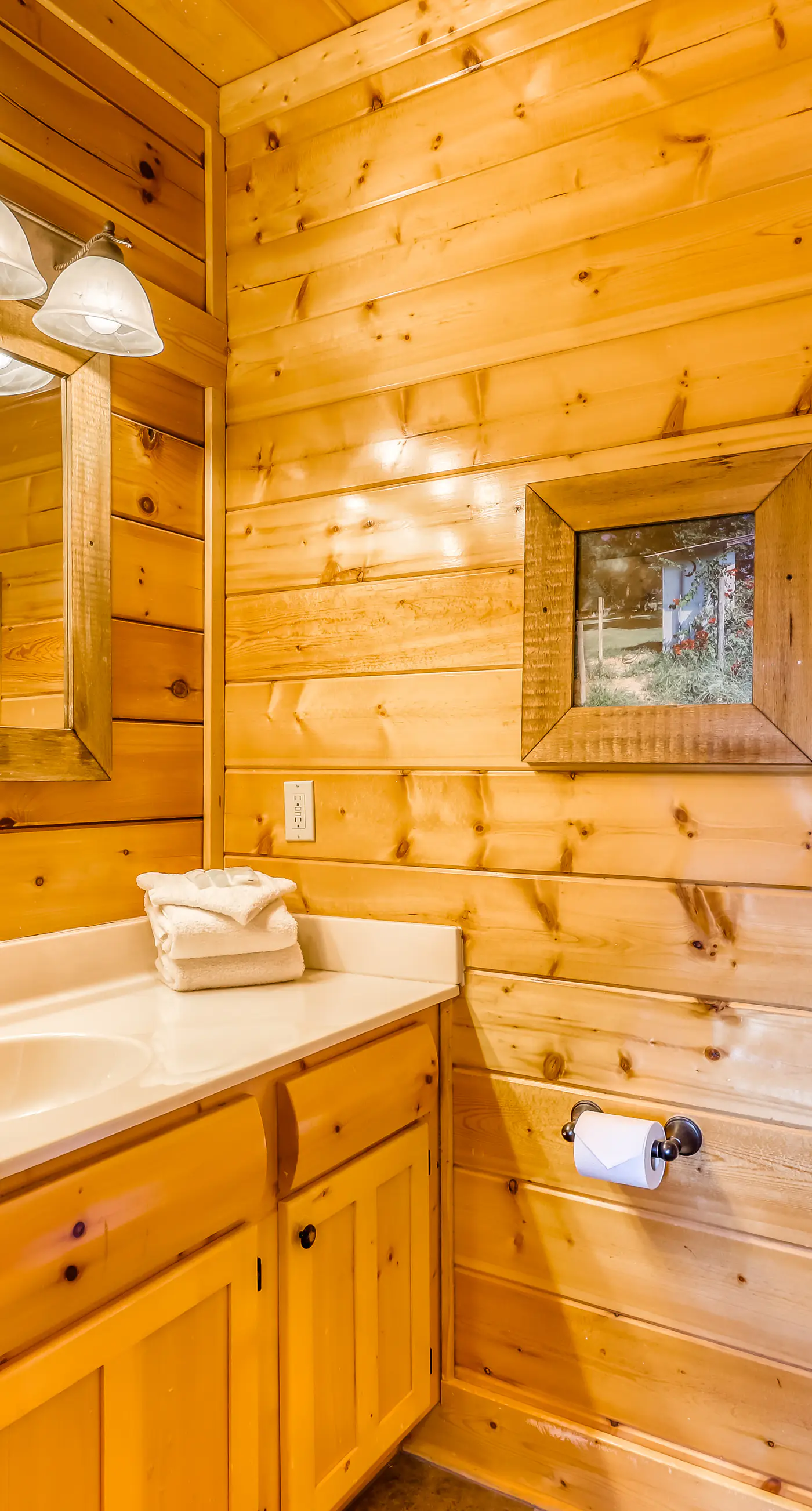 Charming Log cabin, Sleeps 6・Game Room・Hot Tub