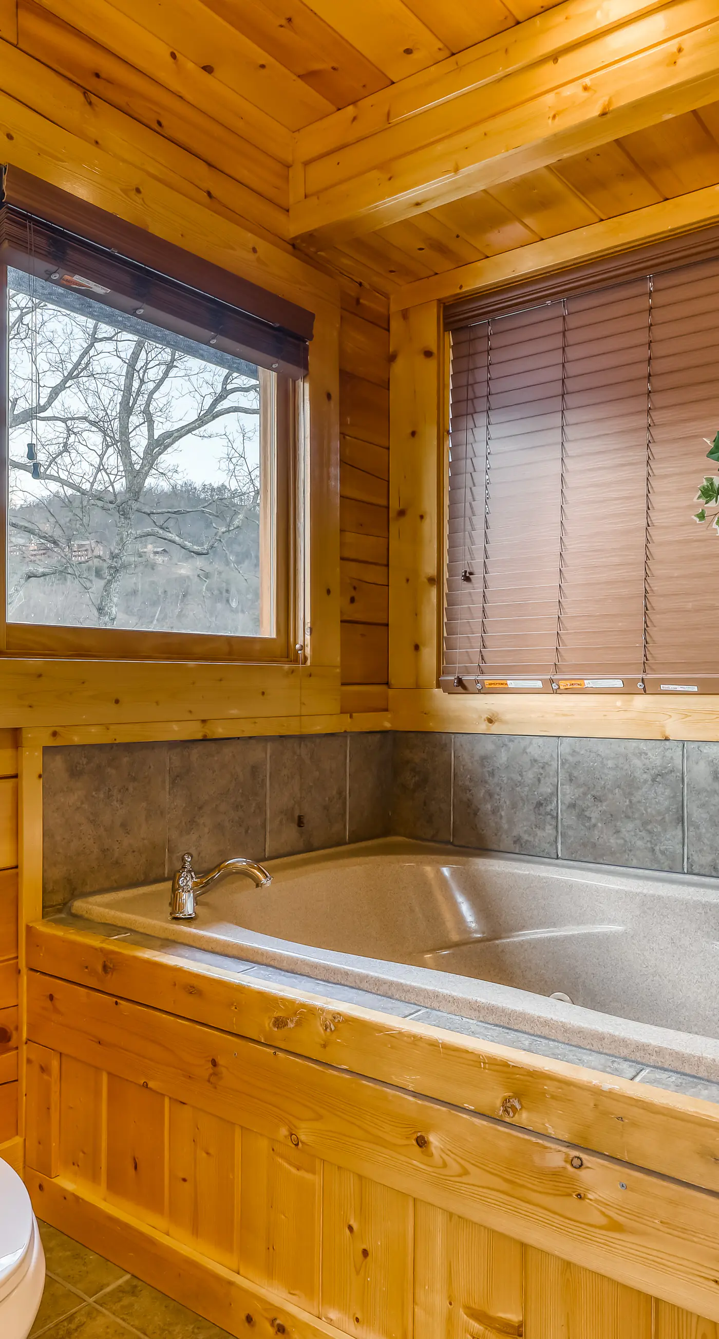 Charming Log cabin, Sleeps 6・Game Room・Hot Tub
