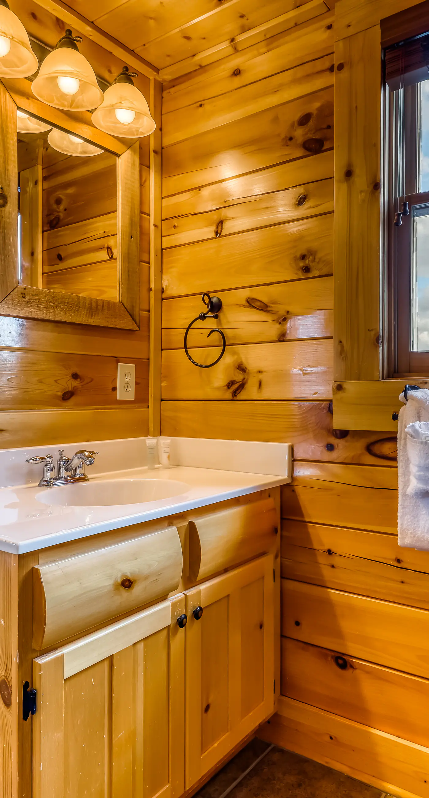 Charming Log cabin, Sleeps 6・Game Room・Hot Tub