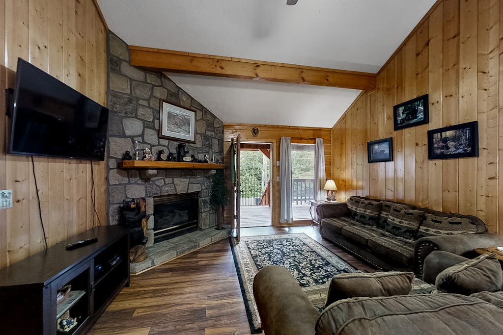 Charming Log Cabin N Bears Creek, Sleeps 4