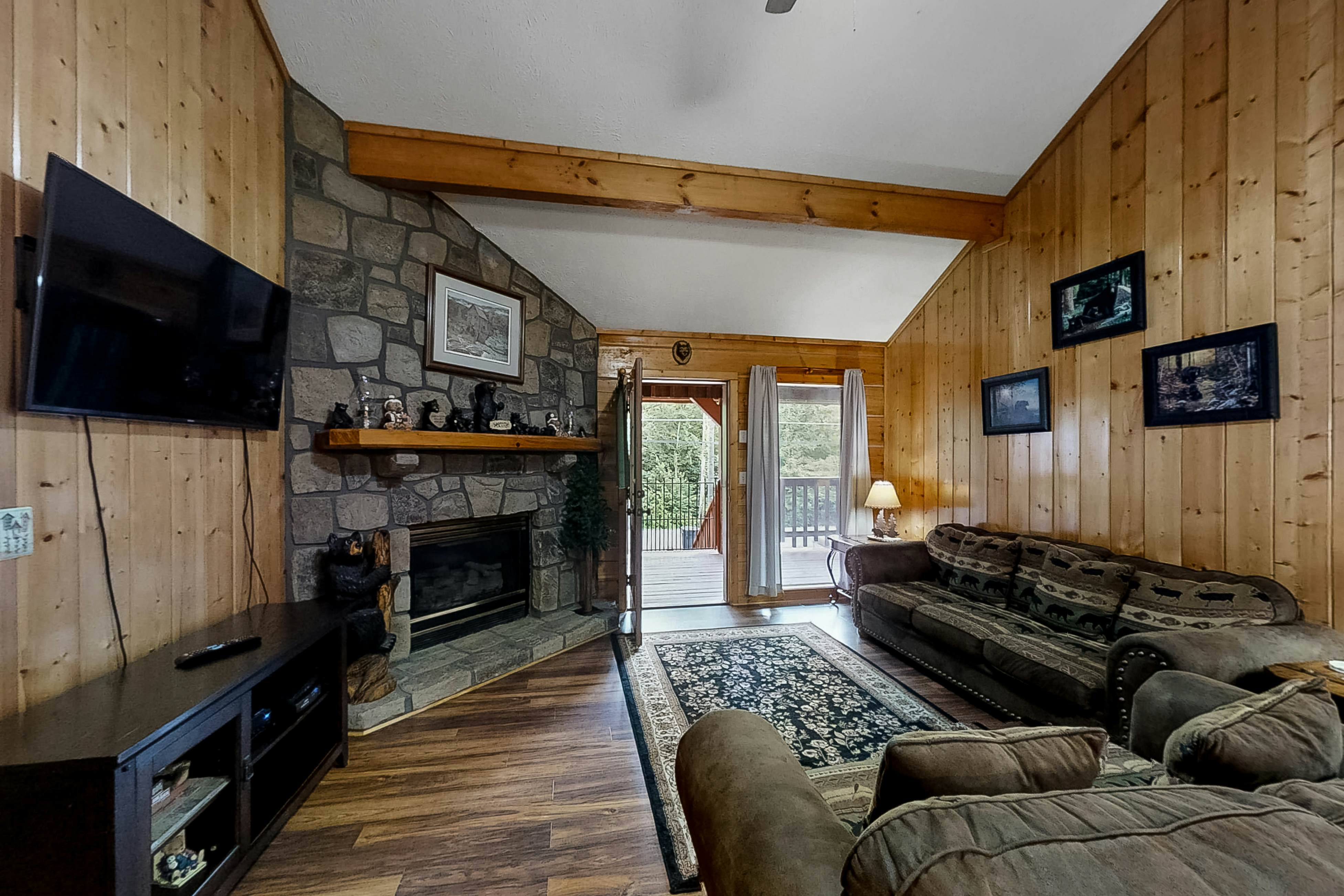 Charming Log Cabin N Bear’s Creek, Sleeps 4