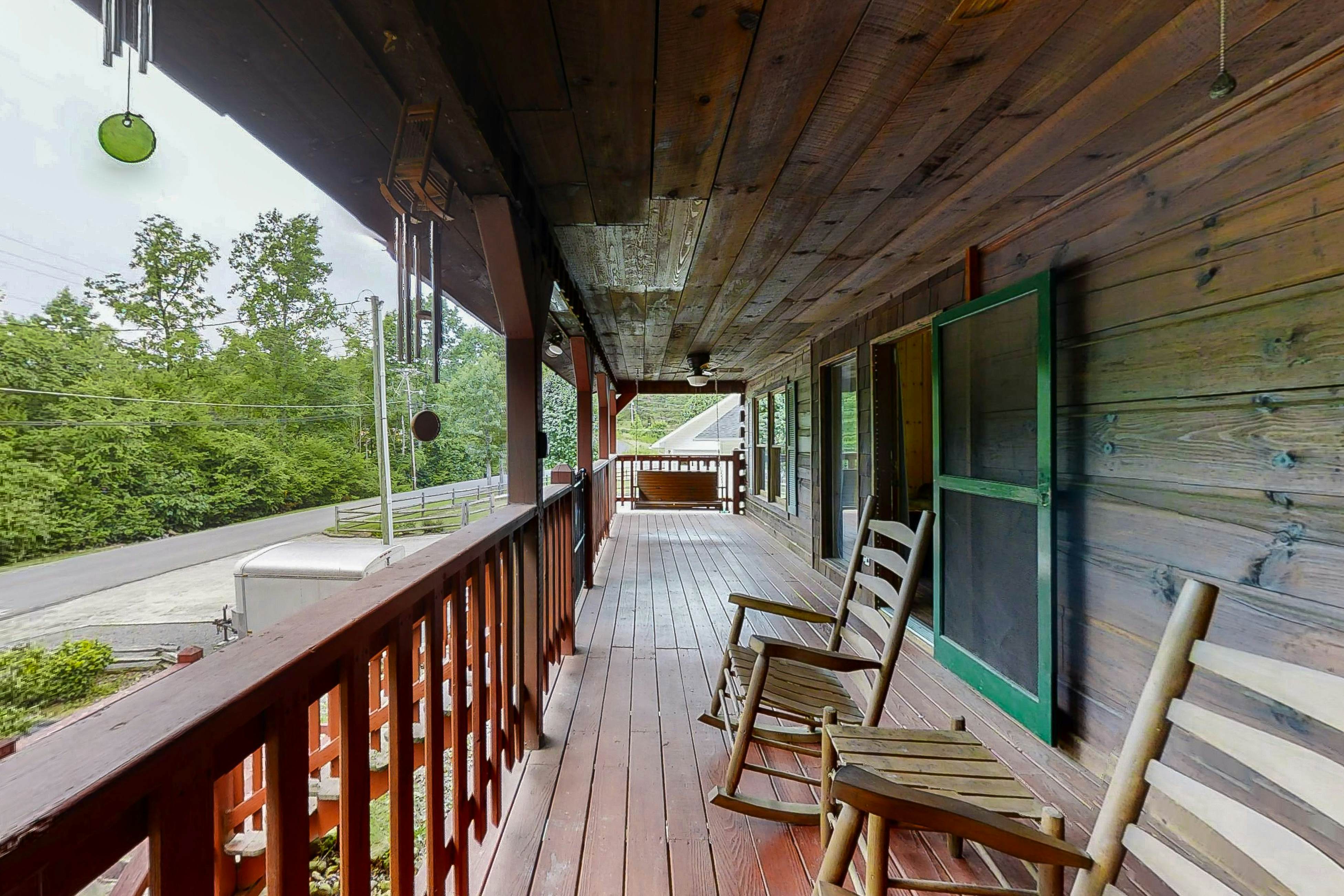 Charming Log Cabin N Bear’s Creek, Sleeps 4