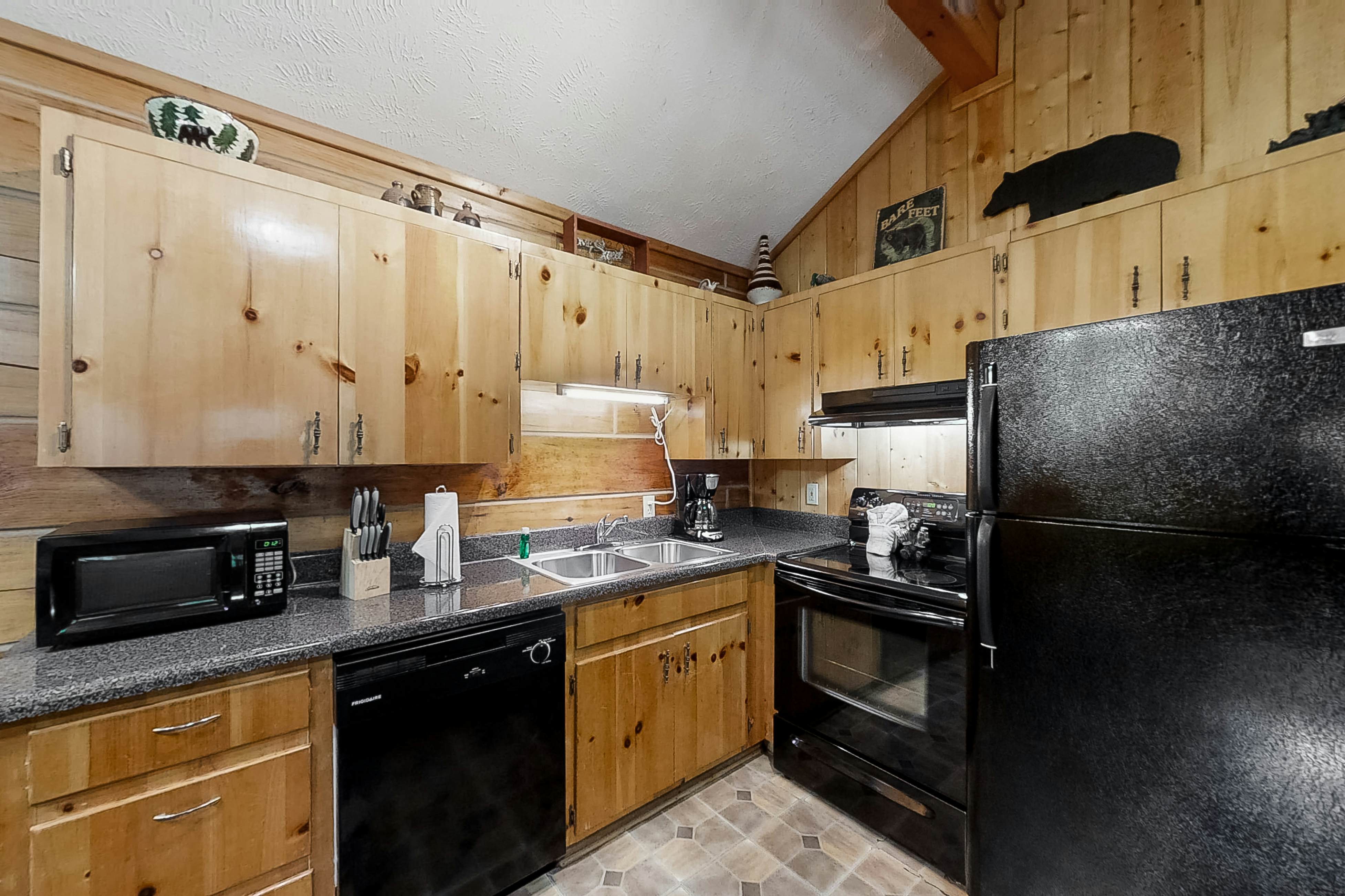 Charming Log Cabin N Bear’s Creek, Sleeps 4