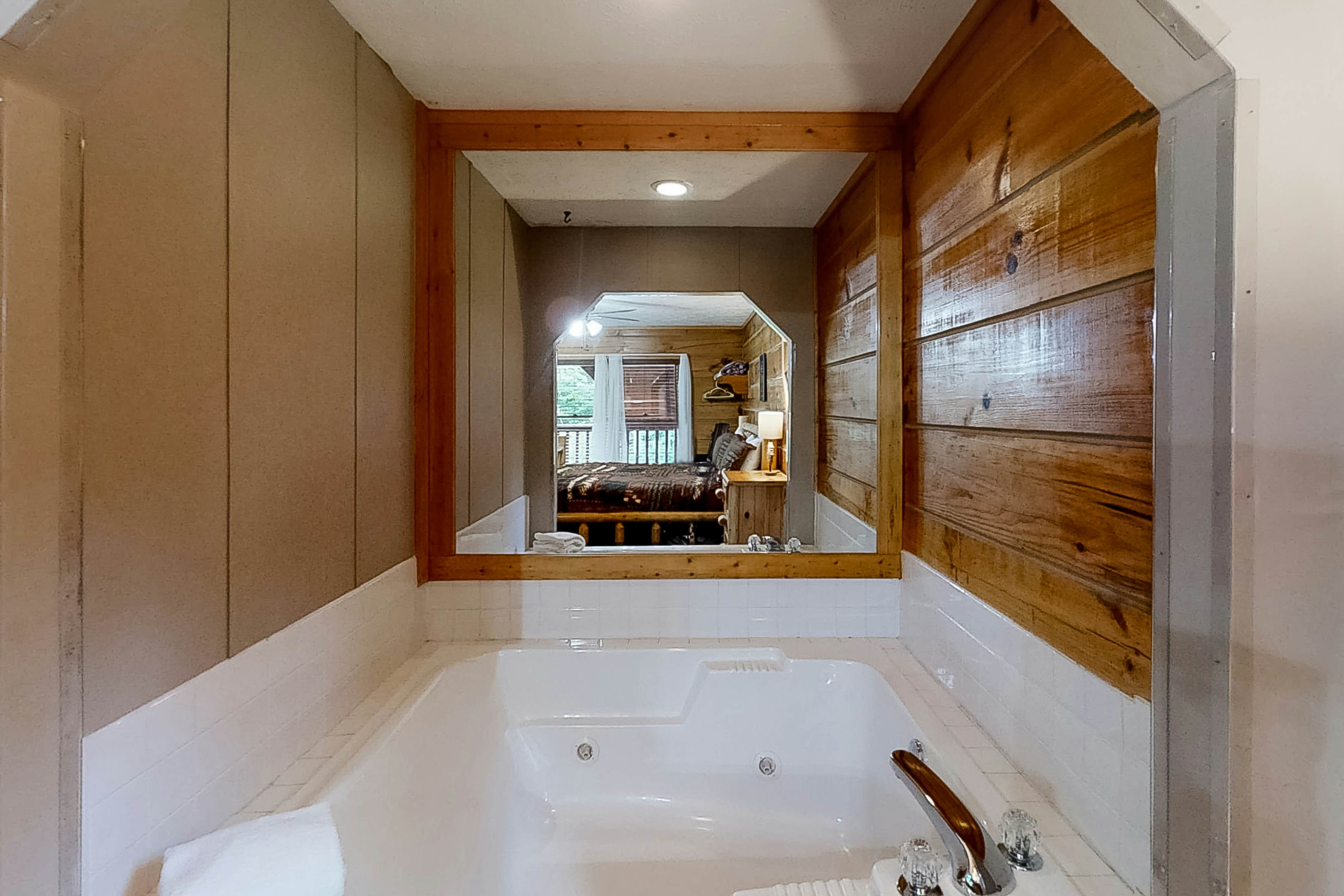 Charming Log Cabin N Bear’s Creek, Sleeps 4