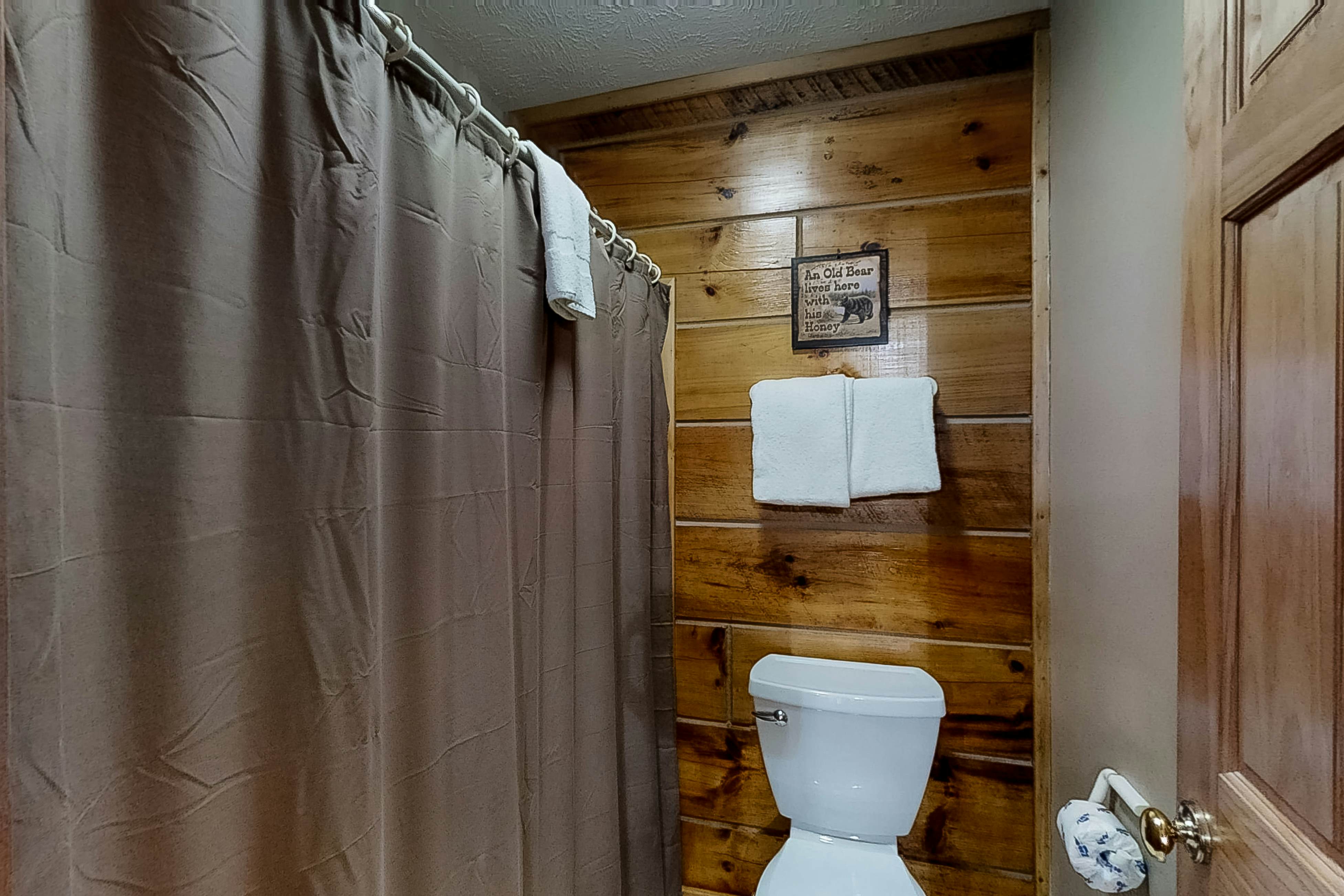 Charming Log Cabin N Bear’s Creek, Sleeps 4