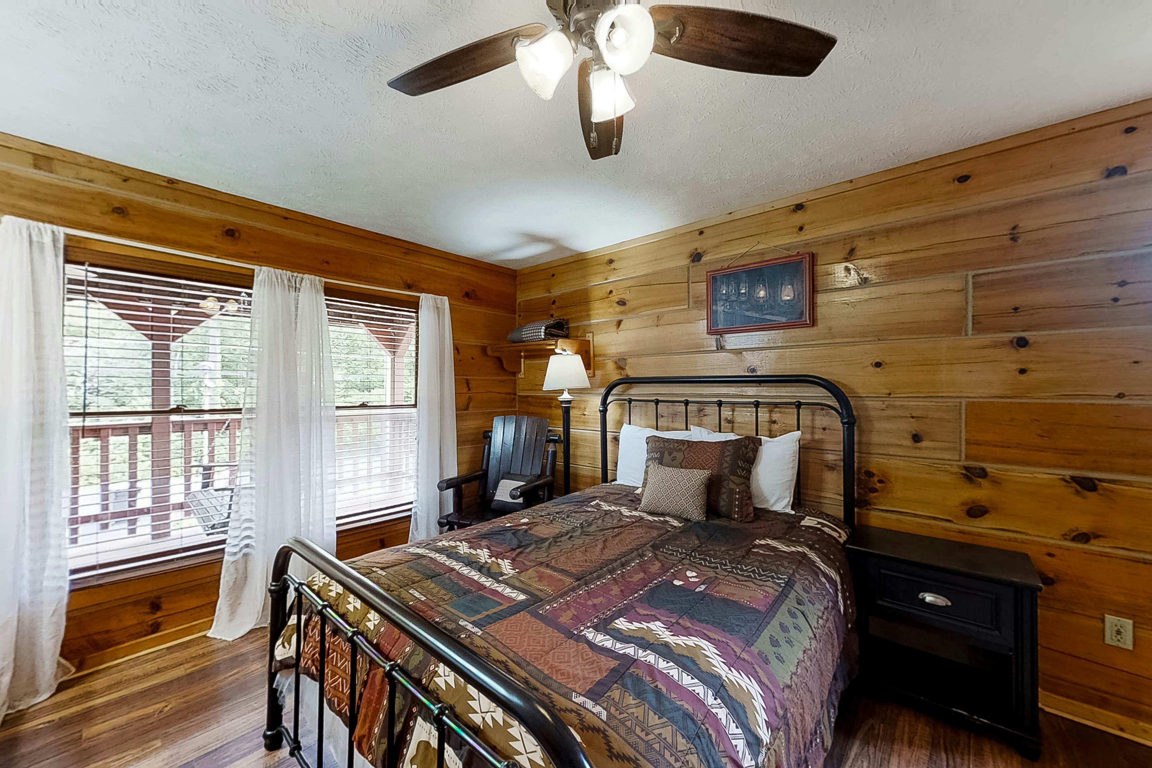 Charming Log Cabin N Bear’s Creek, Sleeps 4