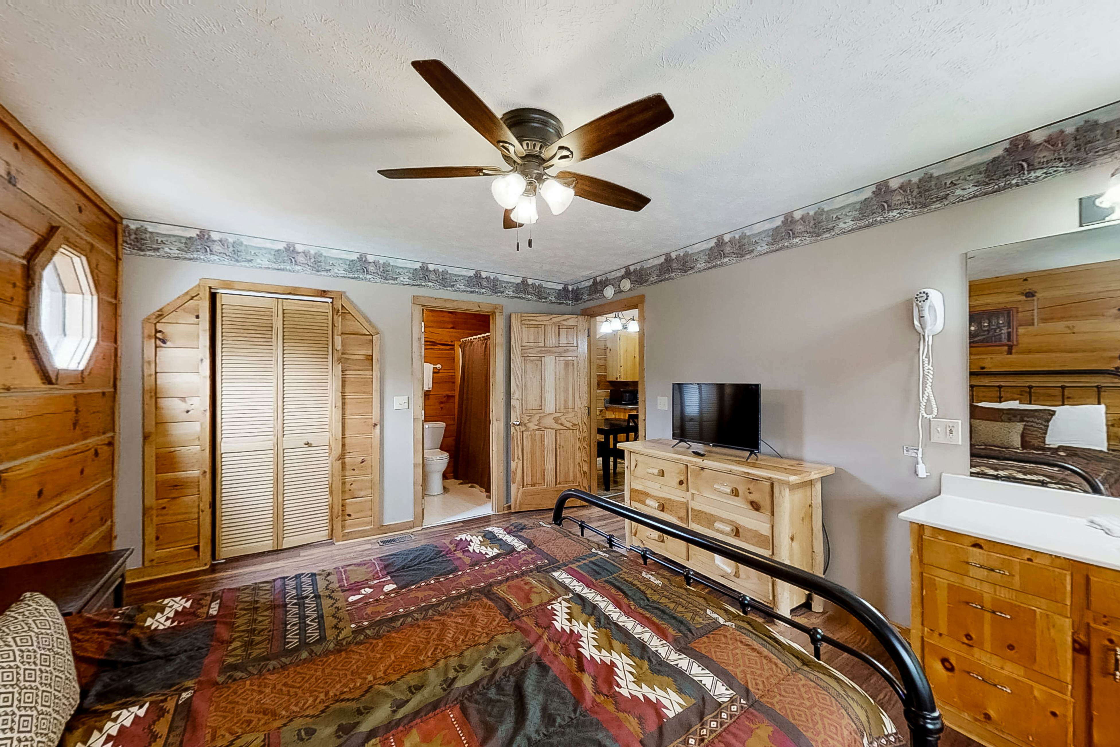 Charming Log Cabin N Bear’s Creek, Sleeps 4