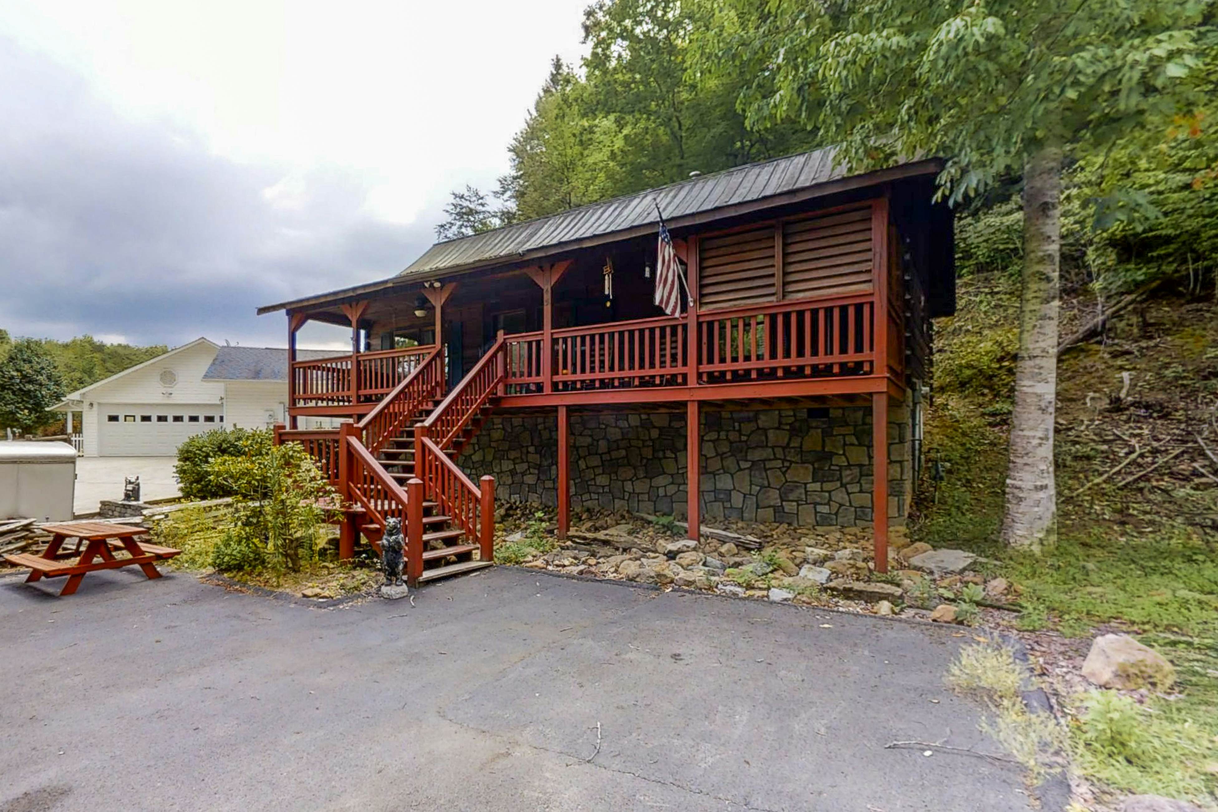 Charming Log Cabin N Bear’s Creek, Sleeps 4