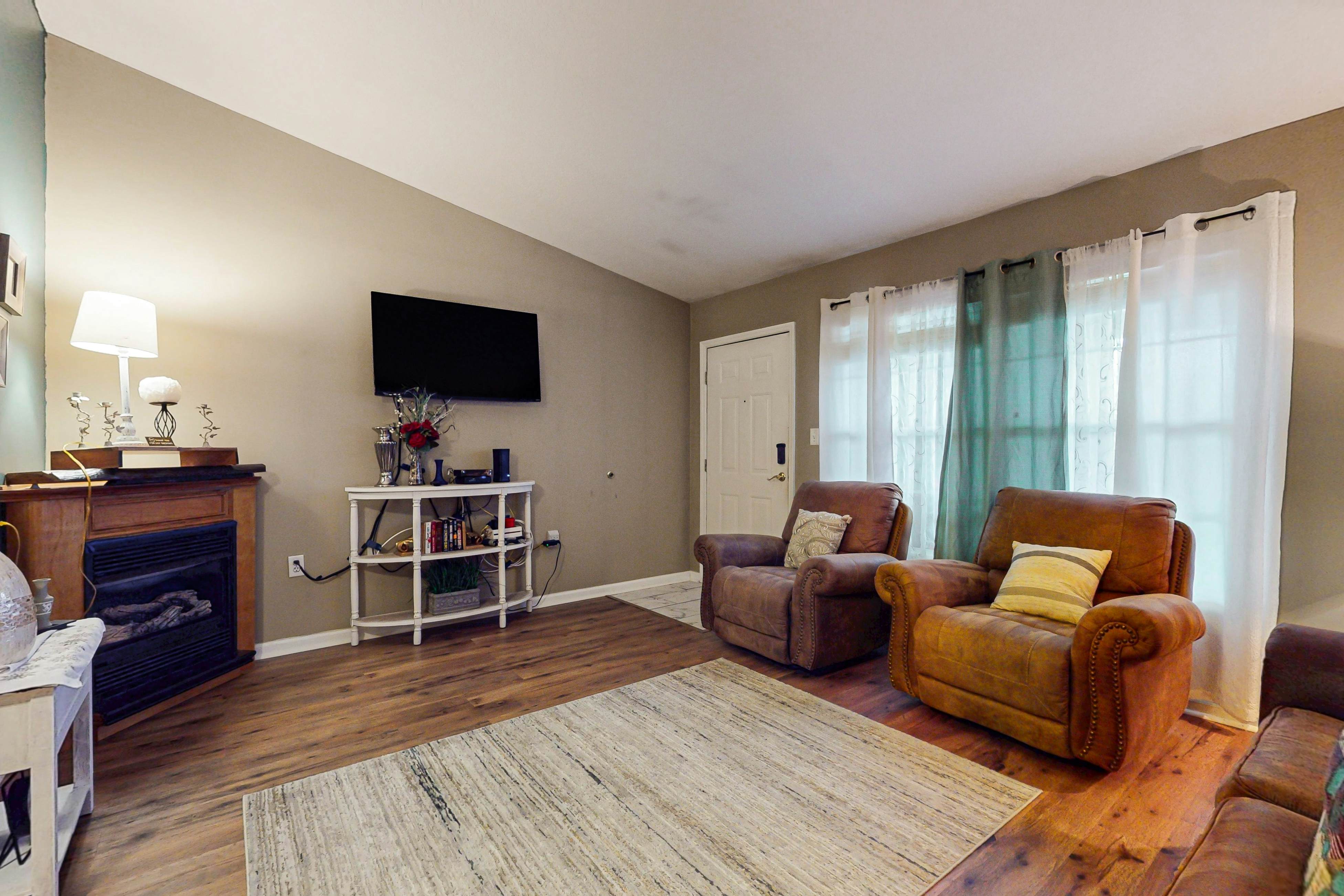 Cozy condo steps away from the Parkway w/Wi-Fi, full kitchen & outdoor pool