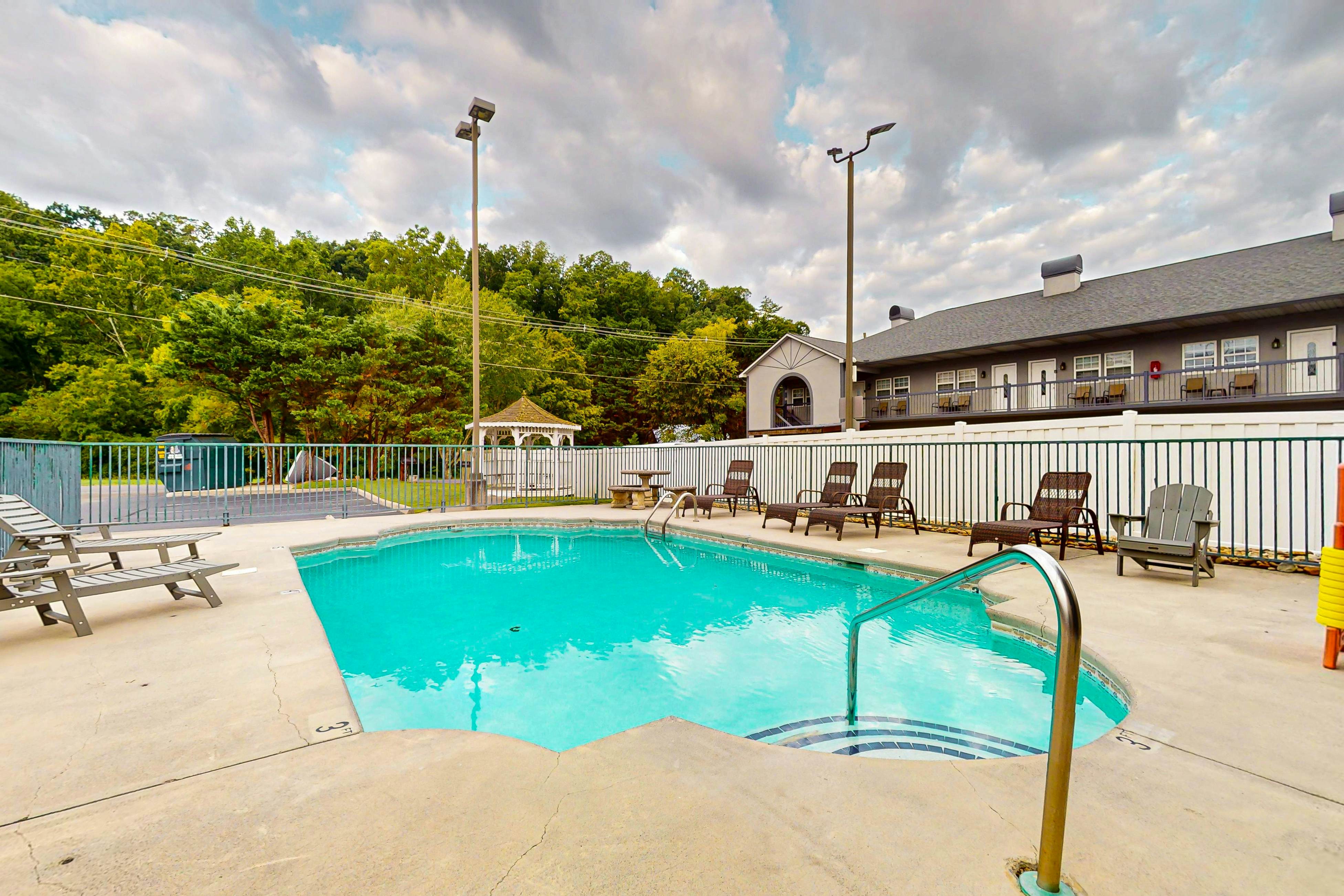 Cozy condo Near Parkway, Sleeps 4・Outdoor Pool