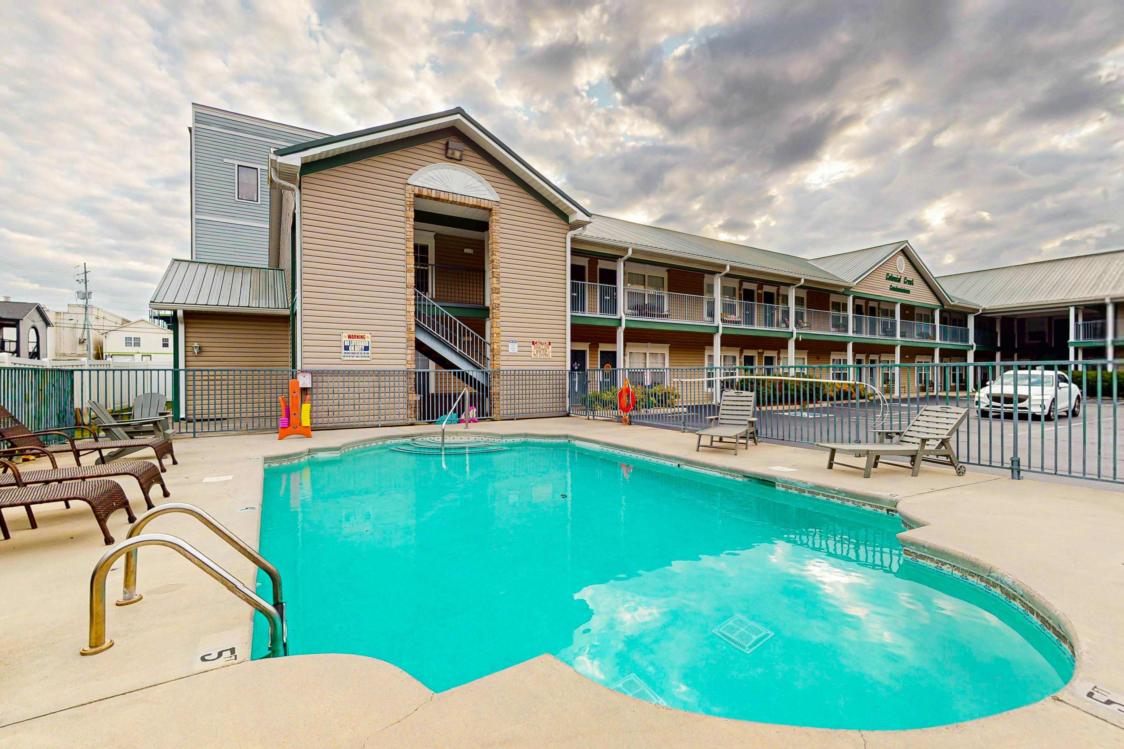 Cozy condo Near Parkway, Sleeps 4・Outdoor Pool