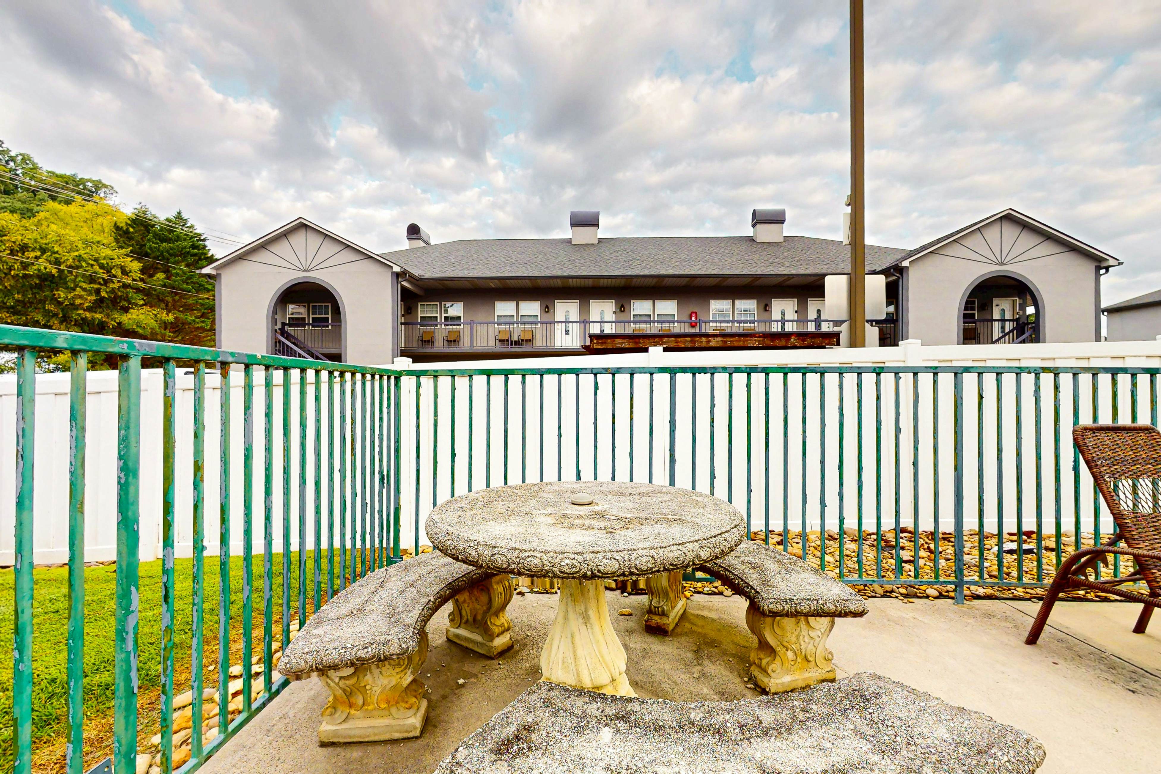 Cozy condo Near Parkway, Sleeps 4・Outdoor Pool