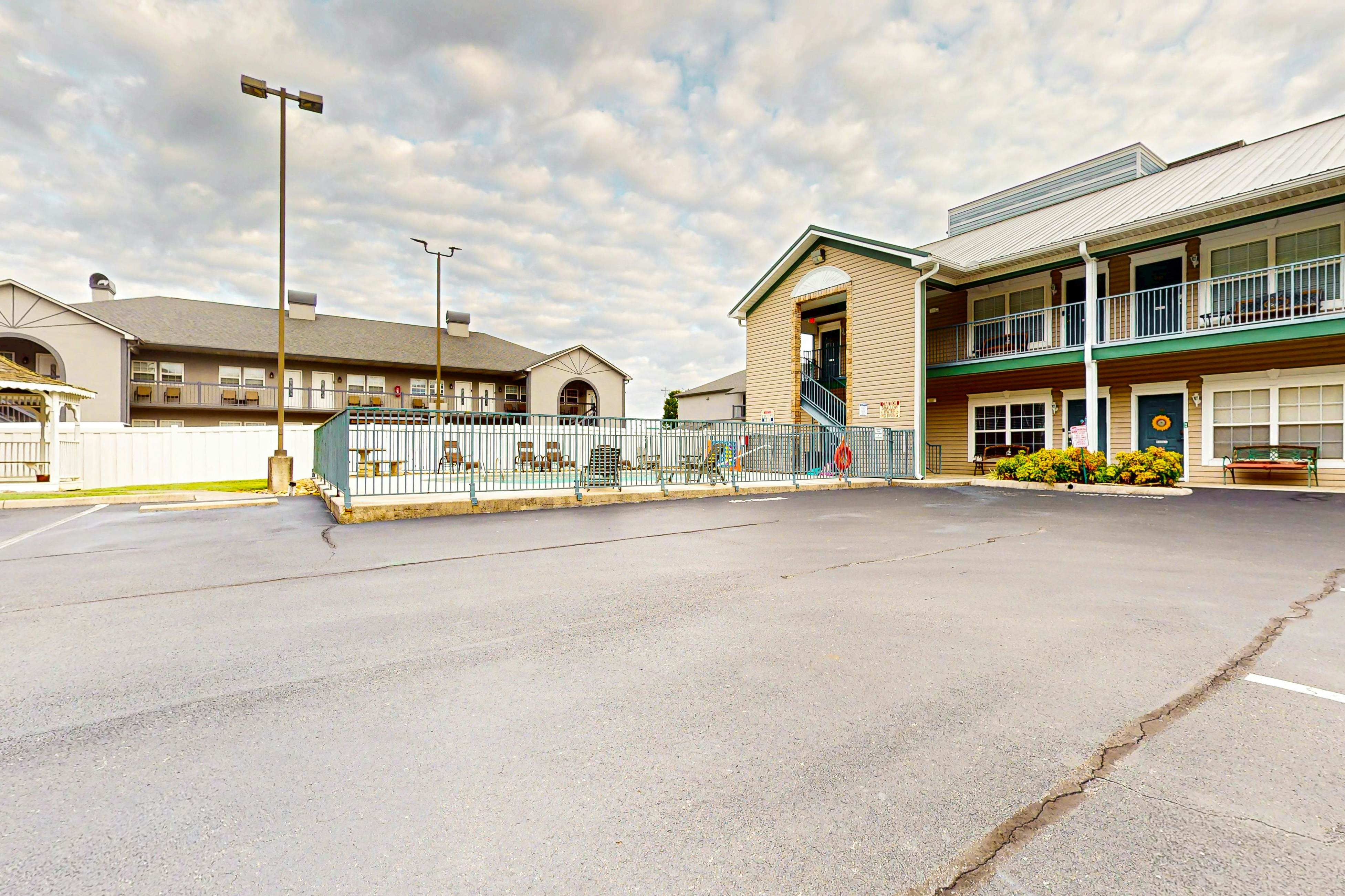 Cozy condo Near Parkway, Sleeps 4・Outdoor Pool