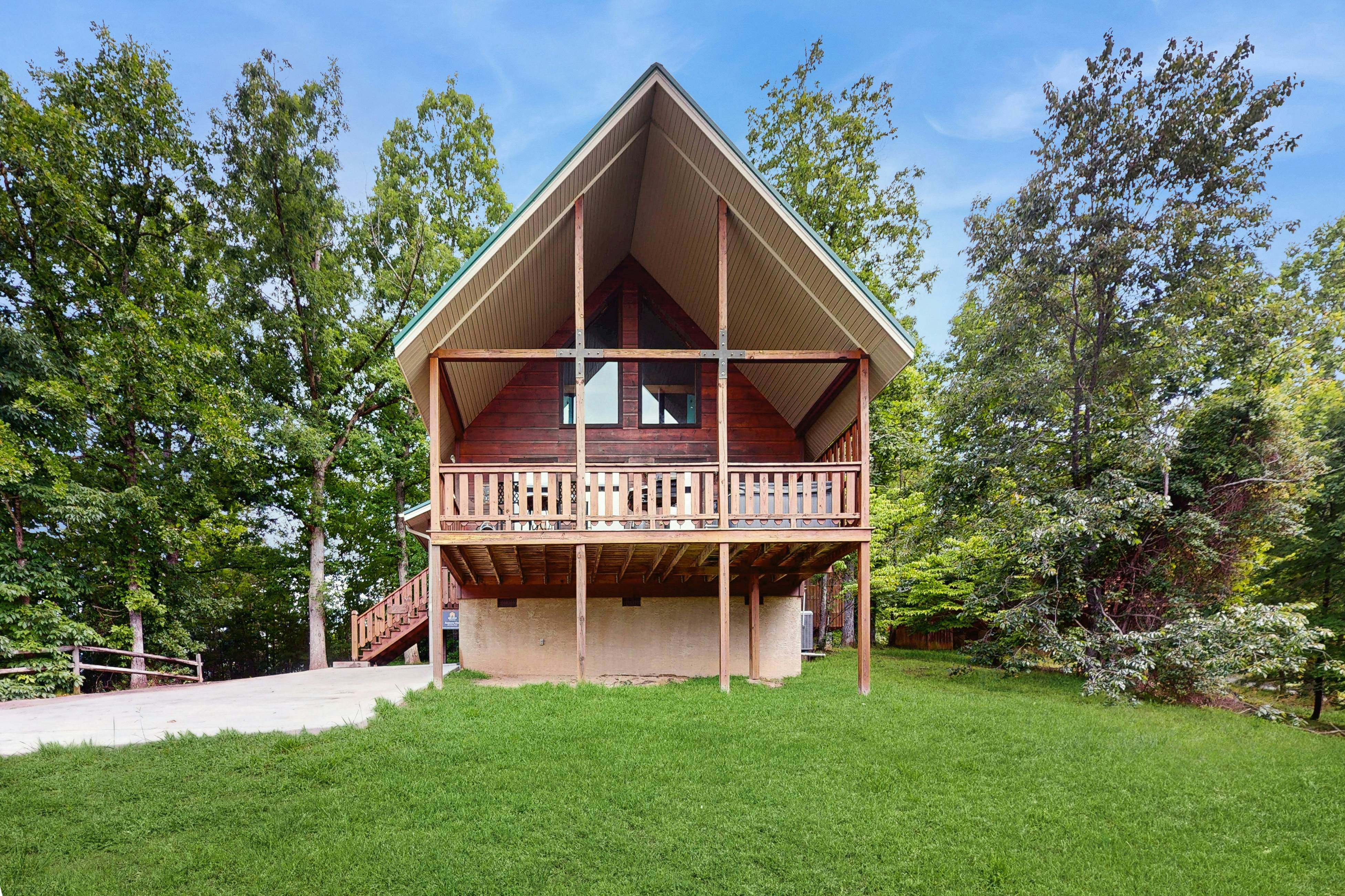 Cozy Cabin w/Private Hot Tub & Sweeping Mountain Views - Free Attraction Tickets