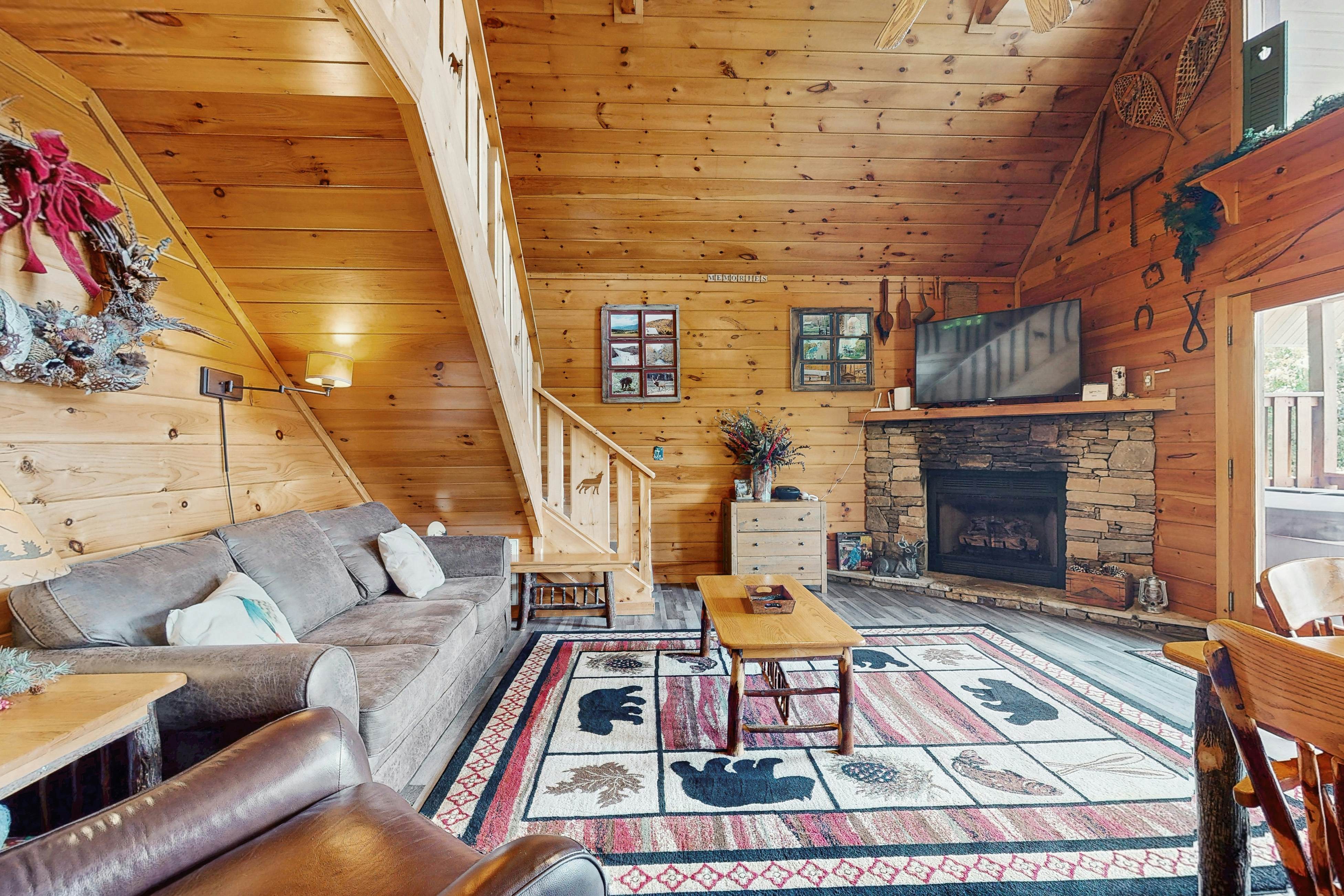 Cozy Cabin w/Private Hot Tub & Sweeping Mountain Views - Free Attraction Tickets