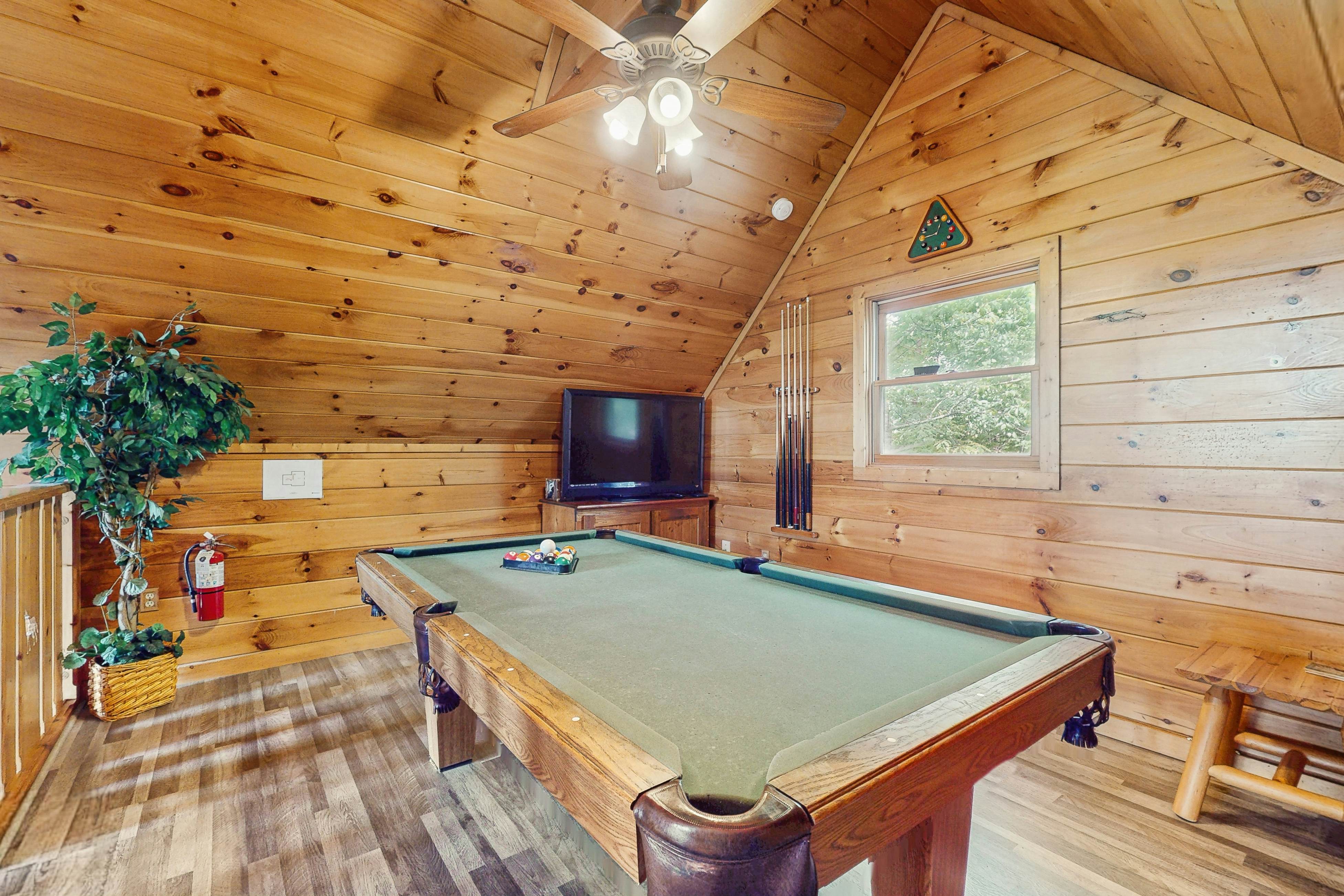 Cozy Cabin w/Private Hot Tub & Sweeping Mountain Views - Free Attraction Tickets