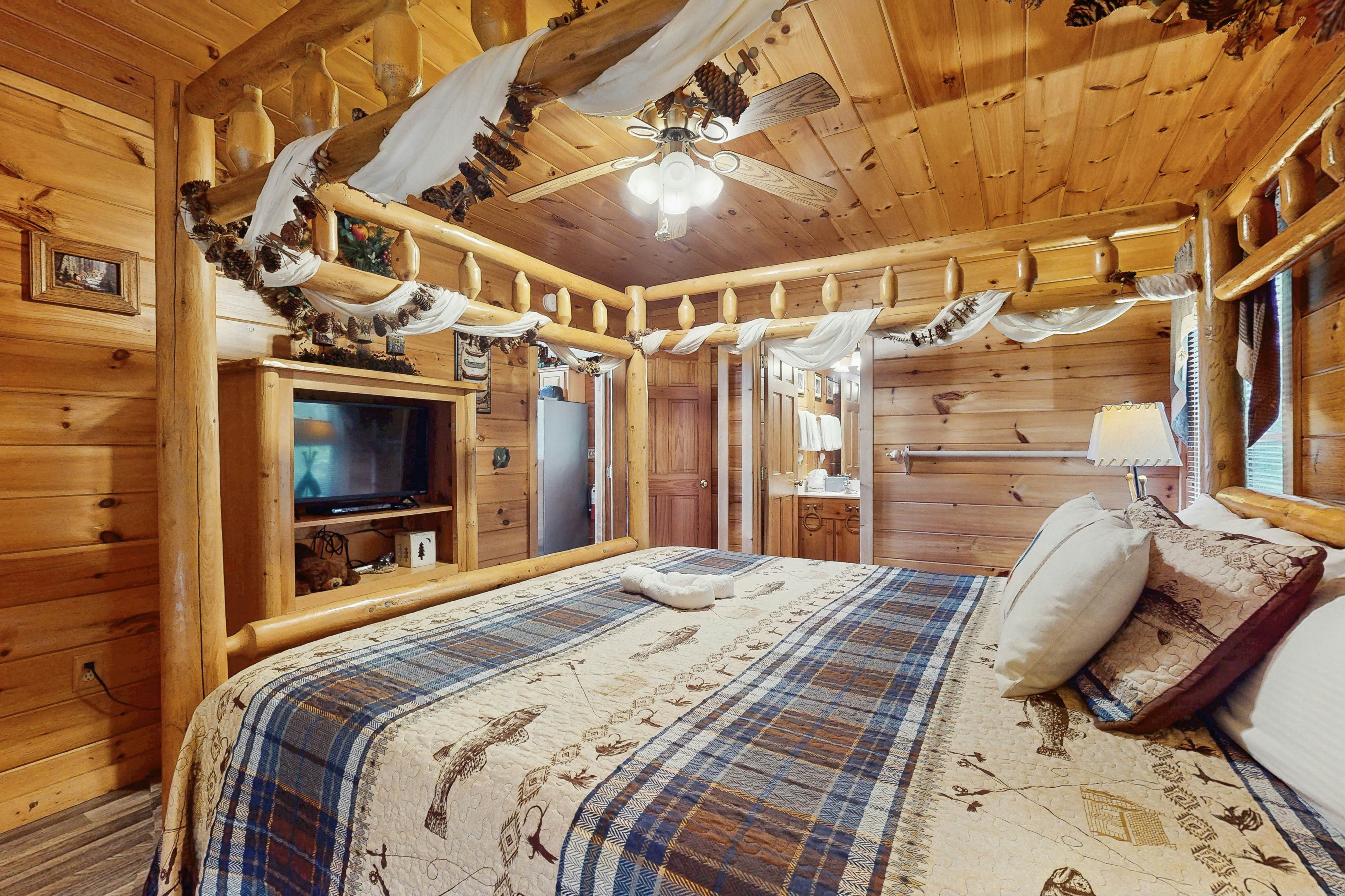 Cozy Cabin w/Private Hot Tub & Sweeping Mountain Views - Free Attraction Tickets