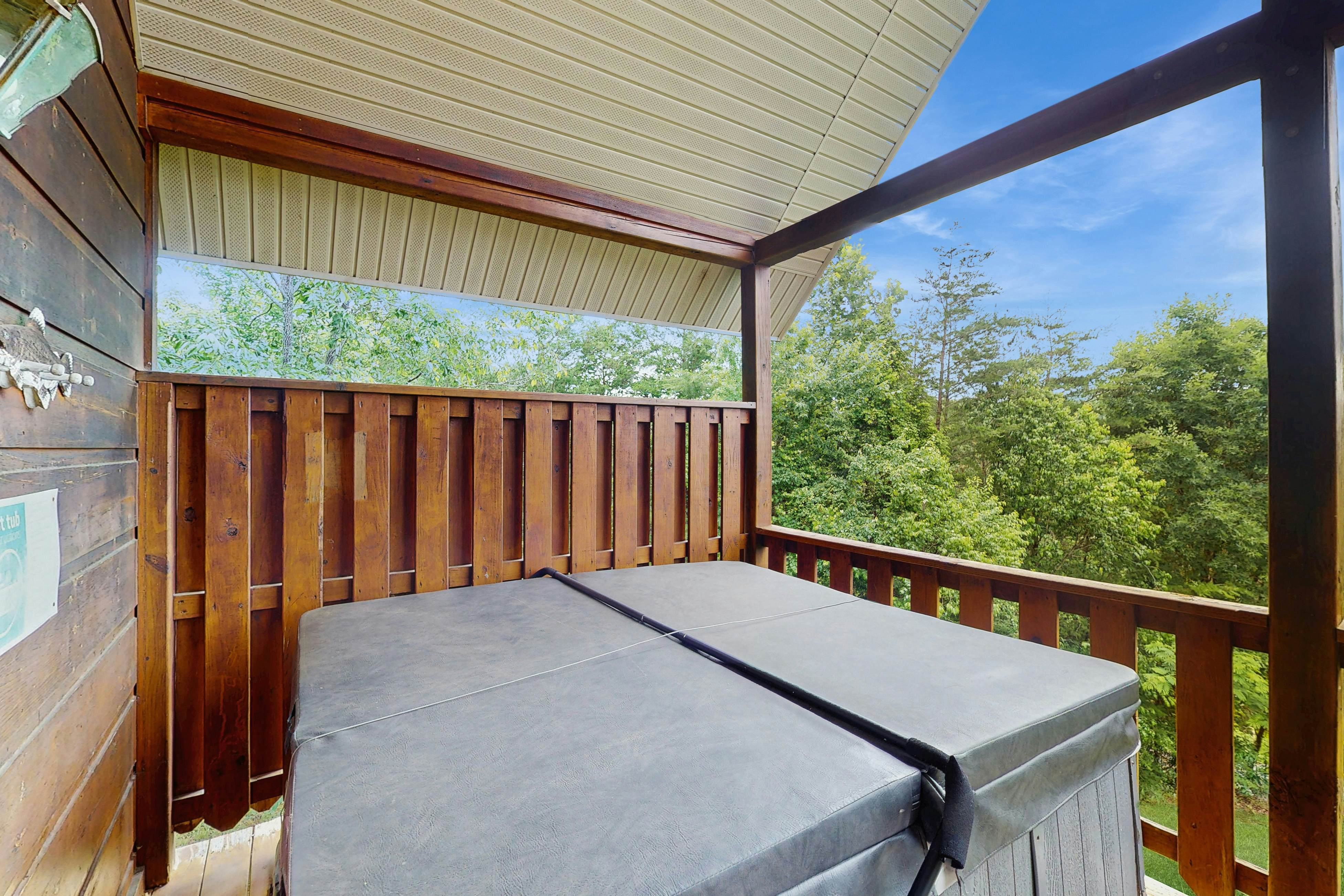 Cozy Cabin w/Private Hot Tub & Sweeping Mountain Views - Free Attraction Tickets