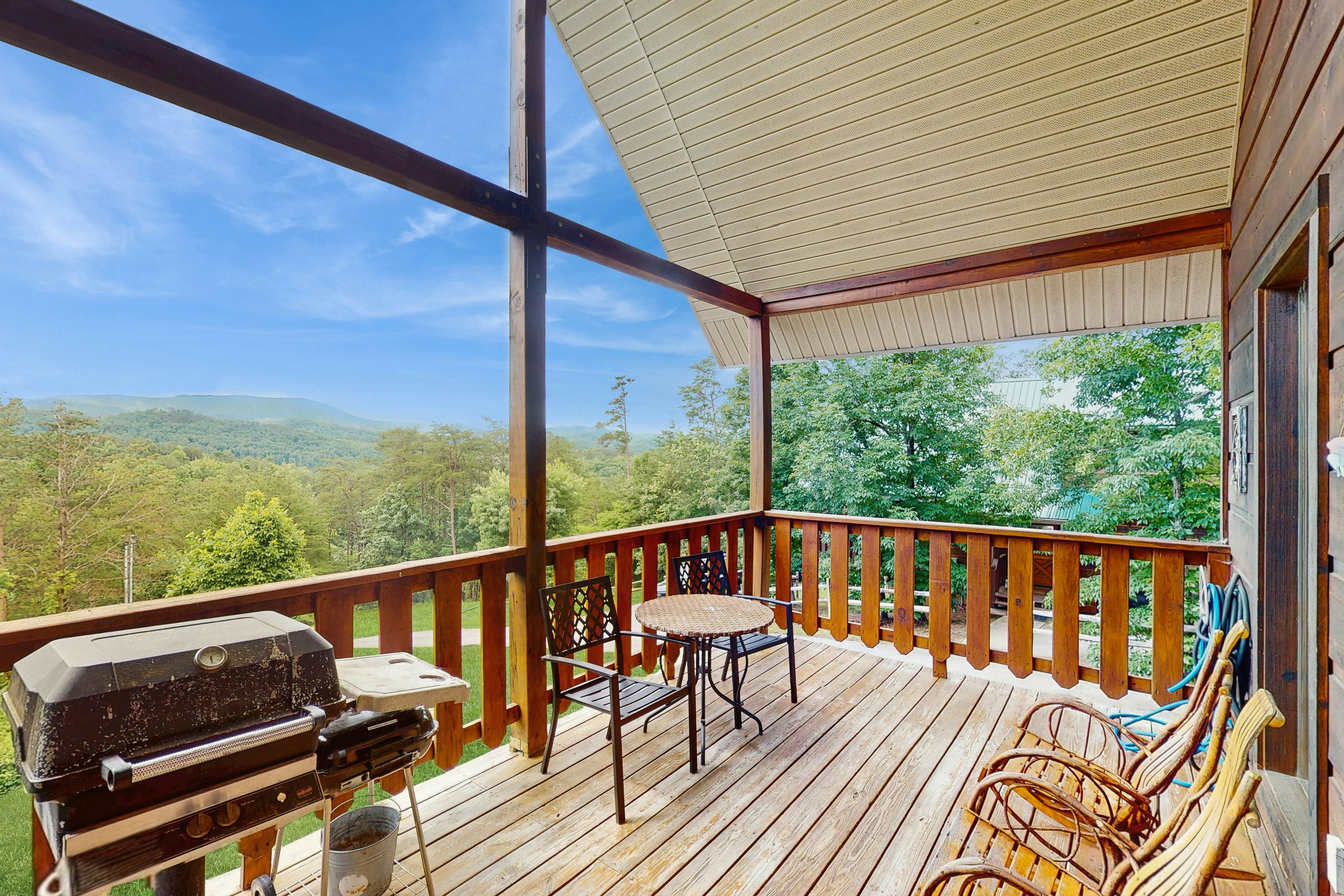 Cozy Cabin w/Private Hot Tub & Sweeping Mountain Views - Free Attraction Tickets
