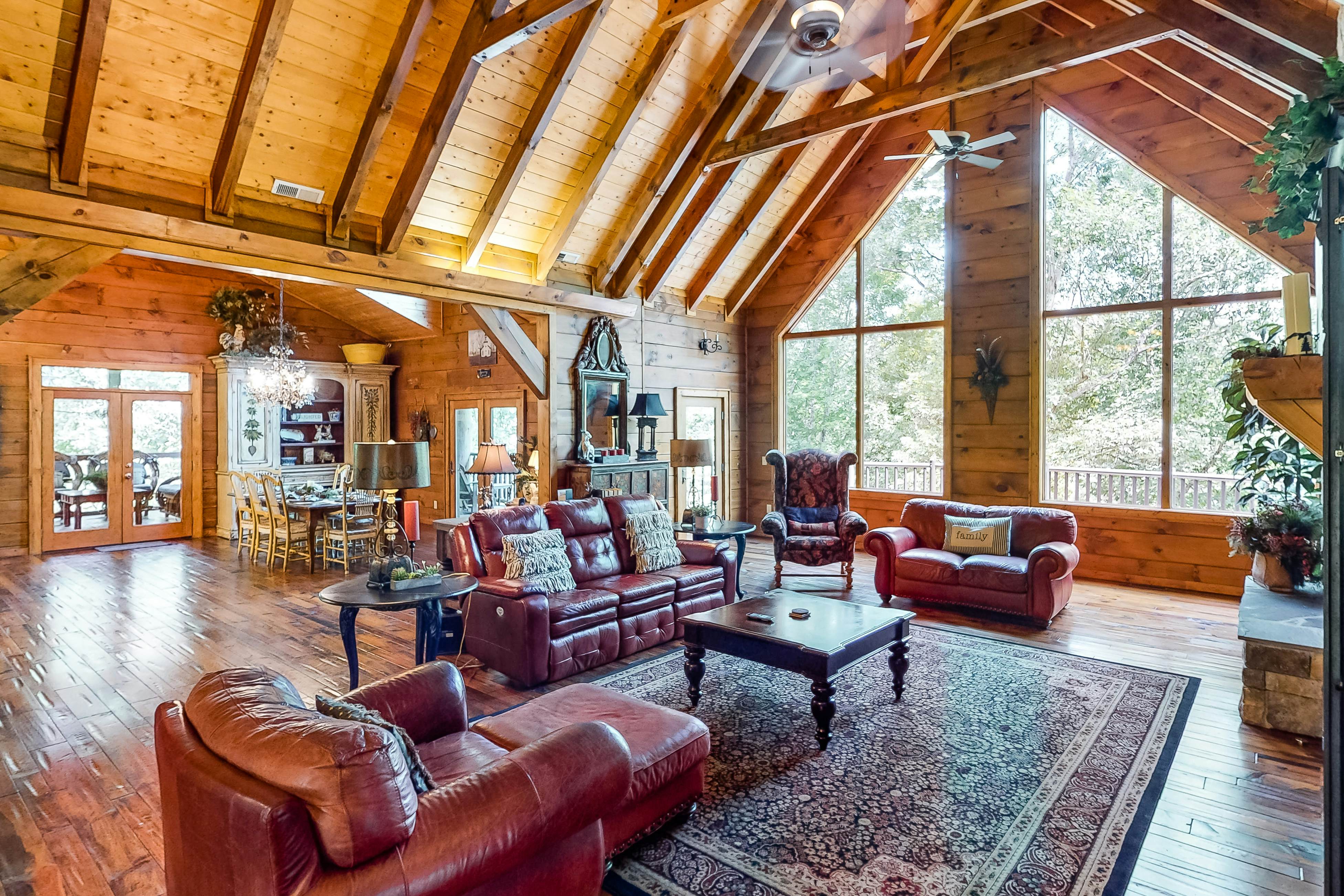 Gorgeous Log House, Sleeps 12・Hot Tub・Game Room