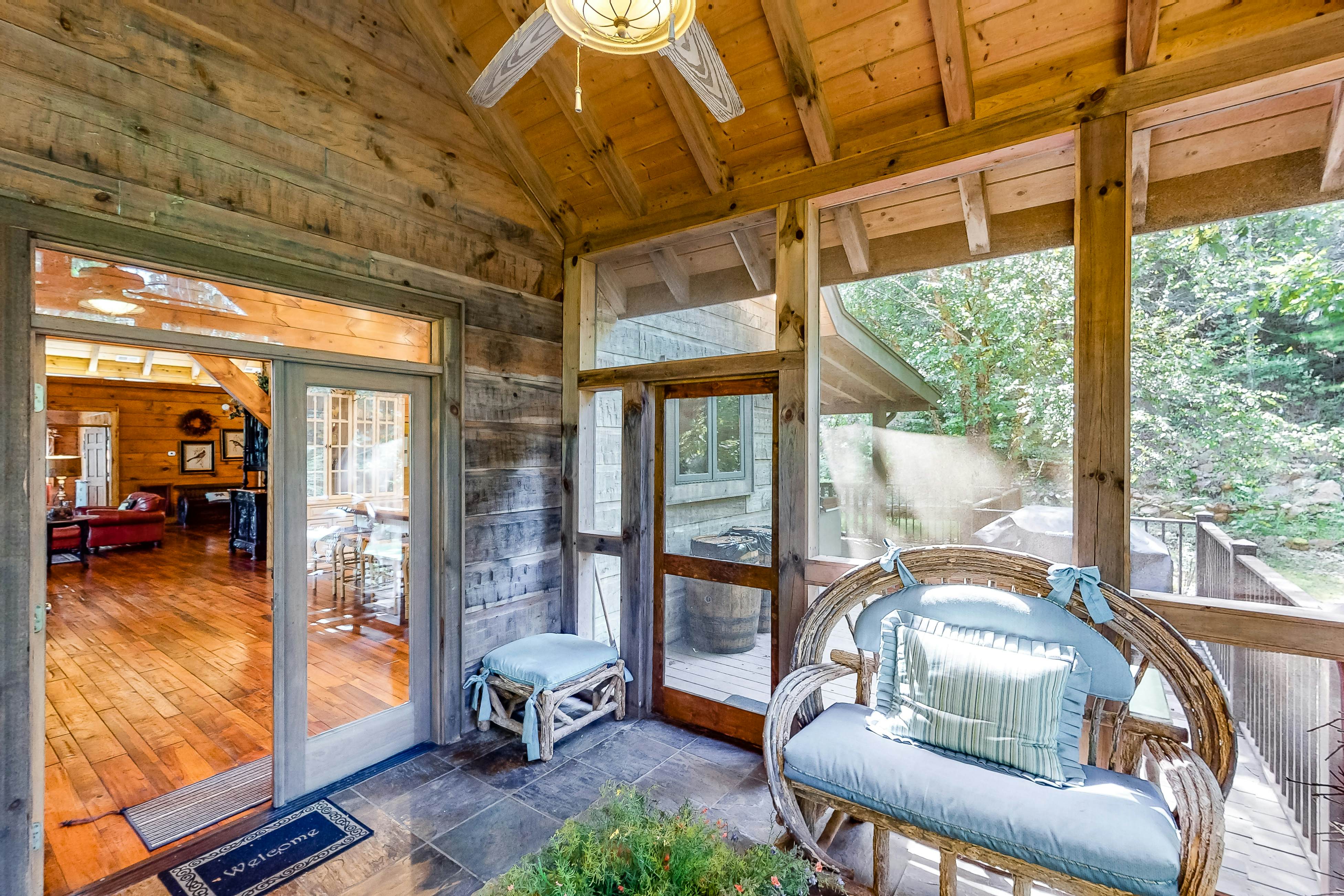 Gorgeous Log House, Sleeps 12・Hot Tub・Game Room