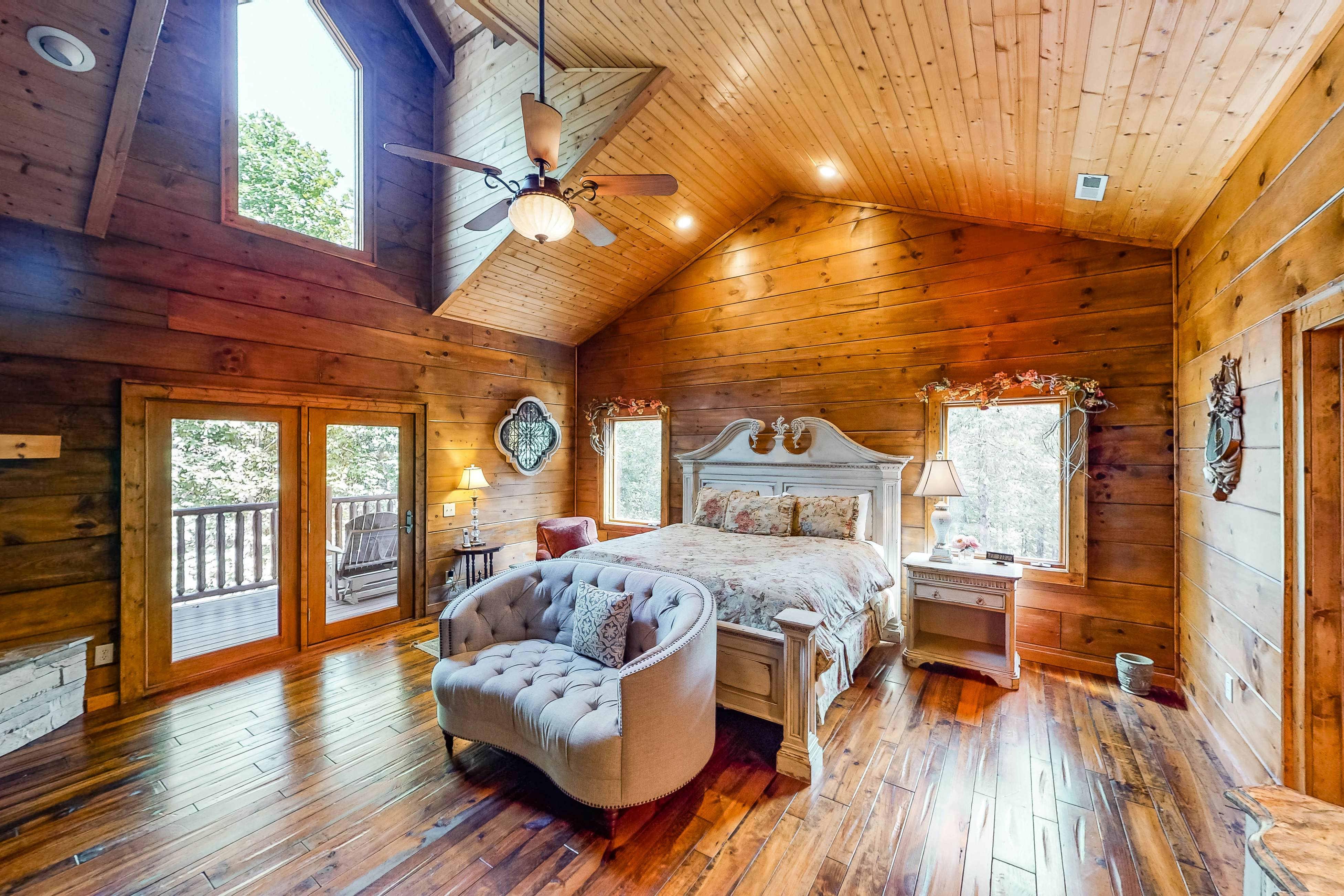 Gorgeous Log House, Sleeps 12・Hot Tub・Game Room