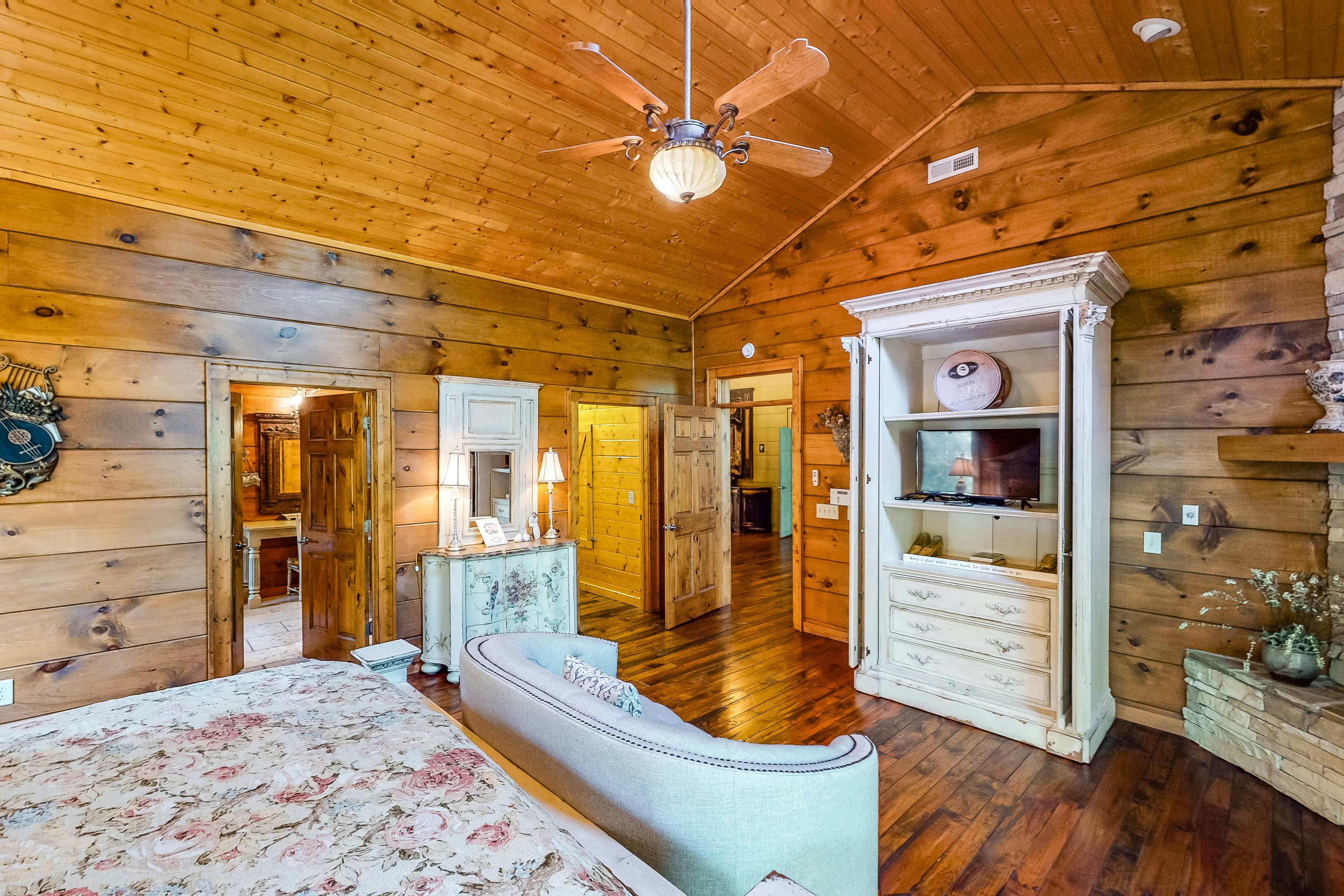Gorgeous Log House, Sleeps 12・Hot Tub・Game Room