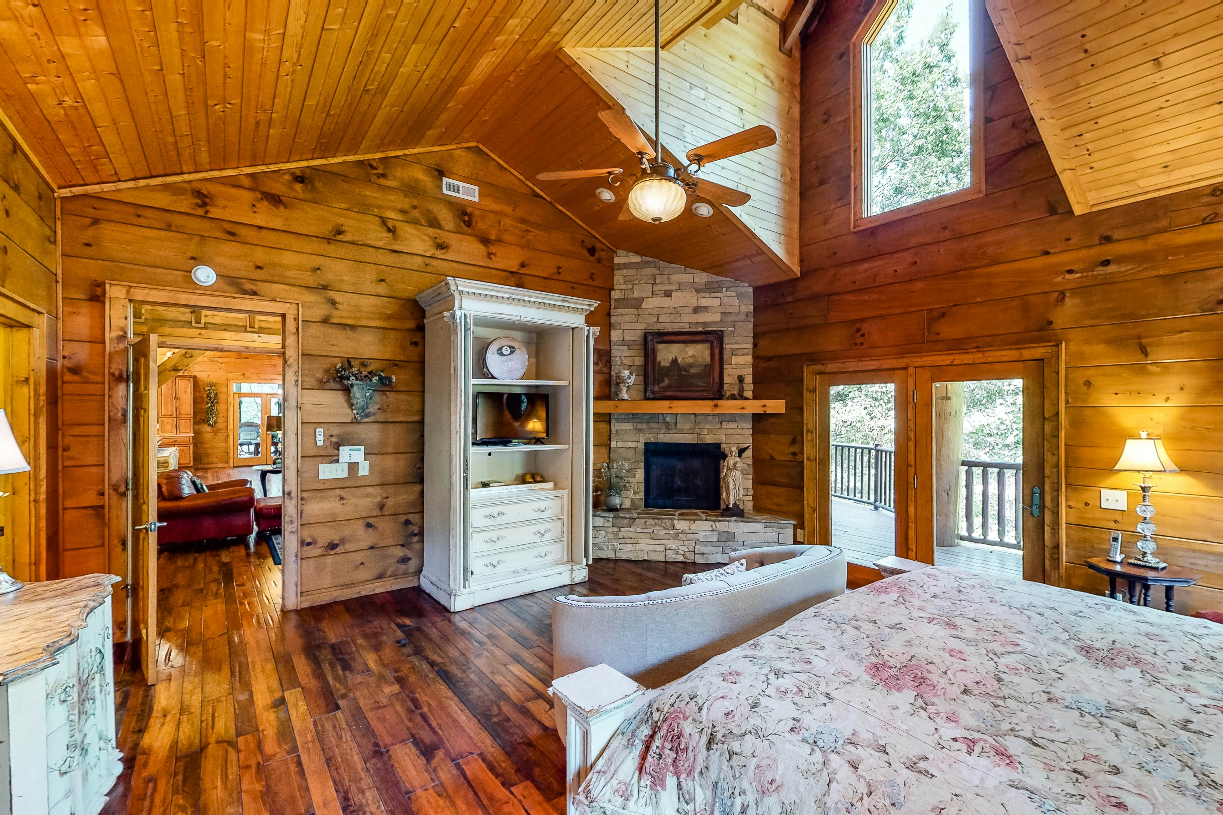 Gorgeous Log House, Sleeps 12・Hot Tub・Game Room