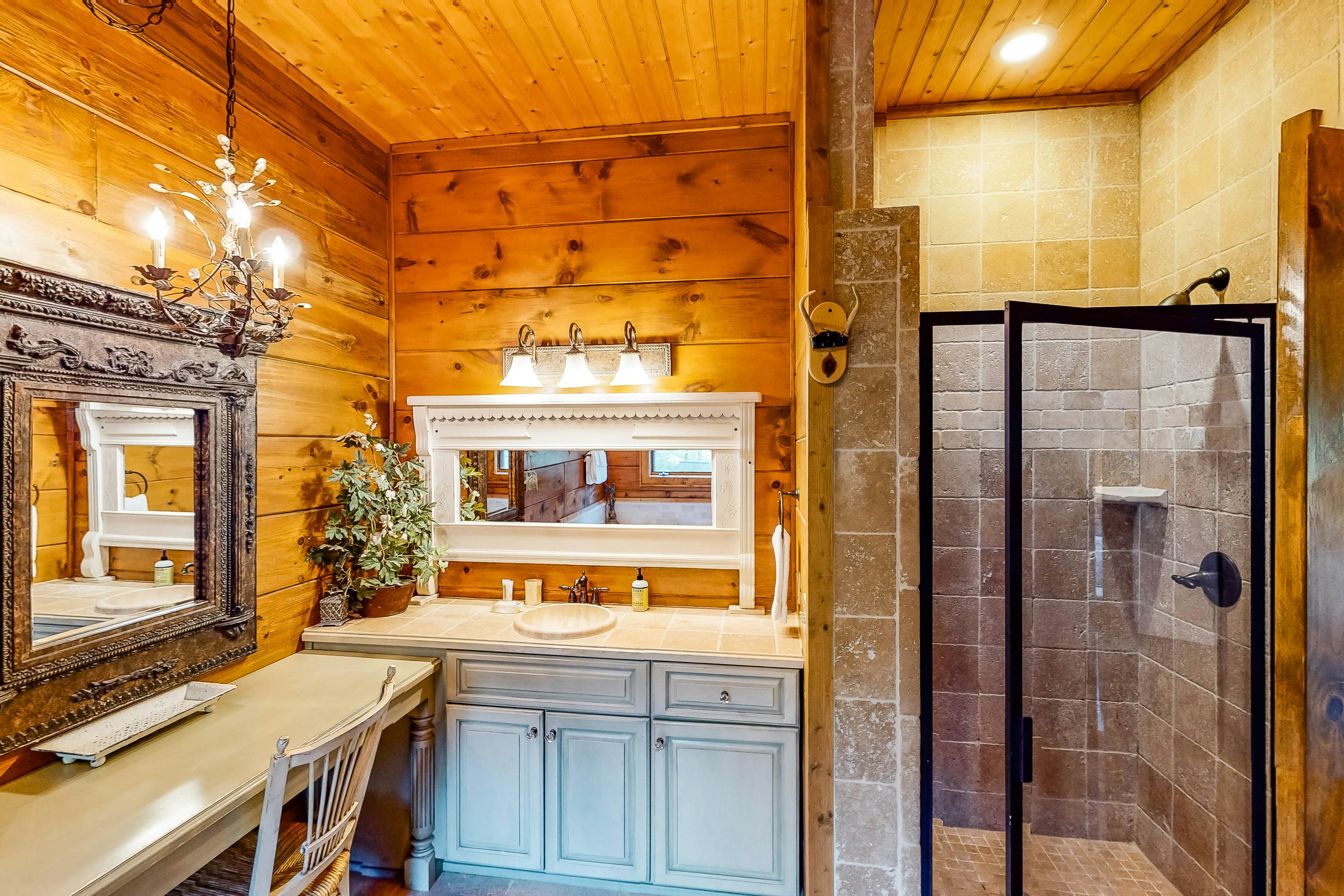 Gorgeous Log House, Sleeps 12・Hot Tub・Game Room