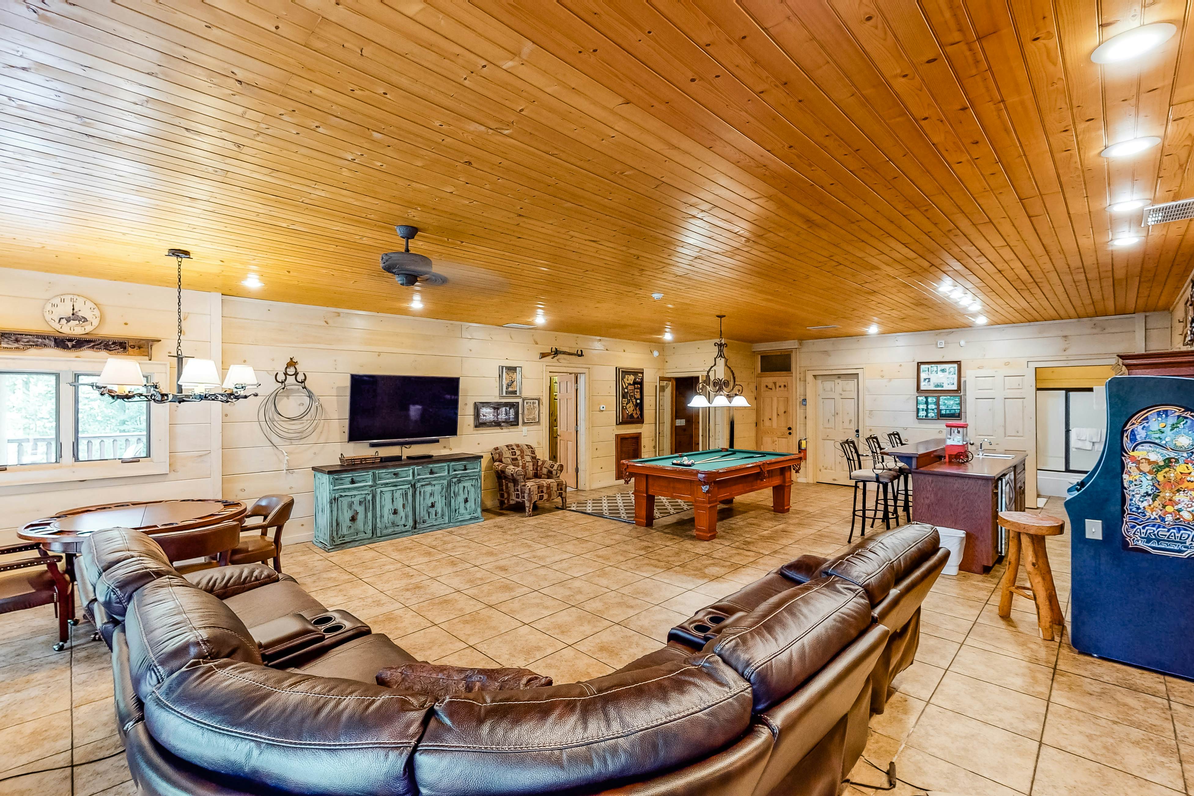 Gorgeous Log House, Sleeps 12・Hot Tub・Game Room