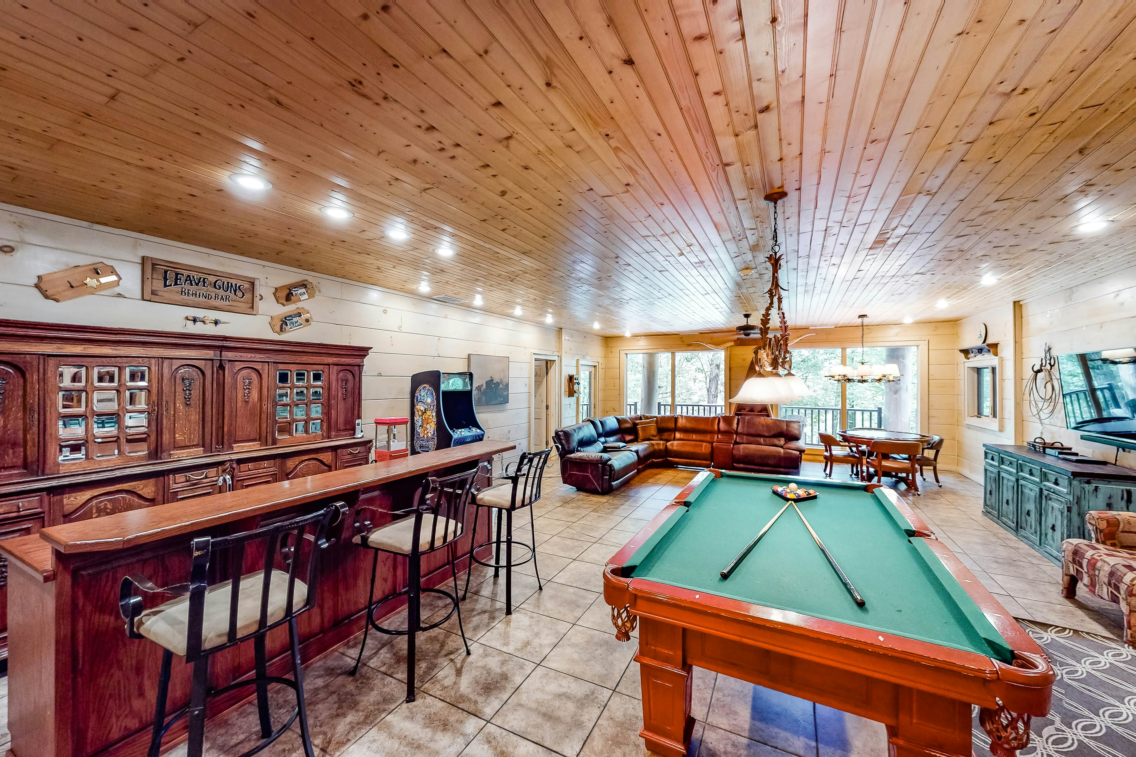 Gorgeous Log House, Sleeps 12・Hot Tub・Game Room