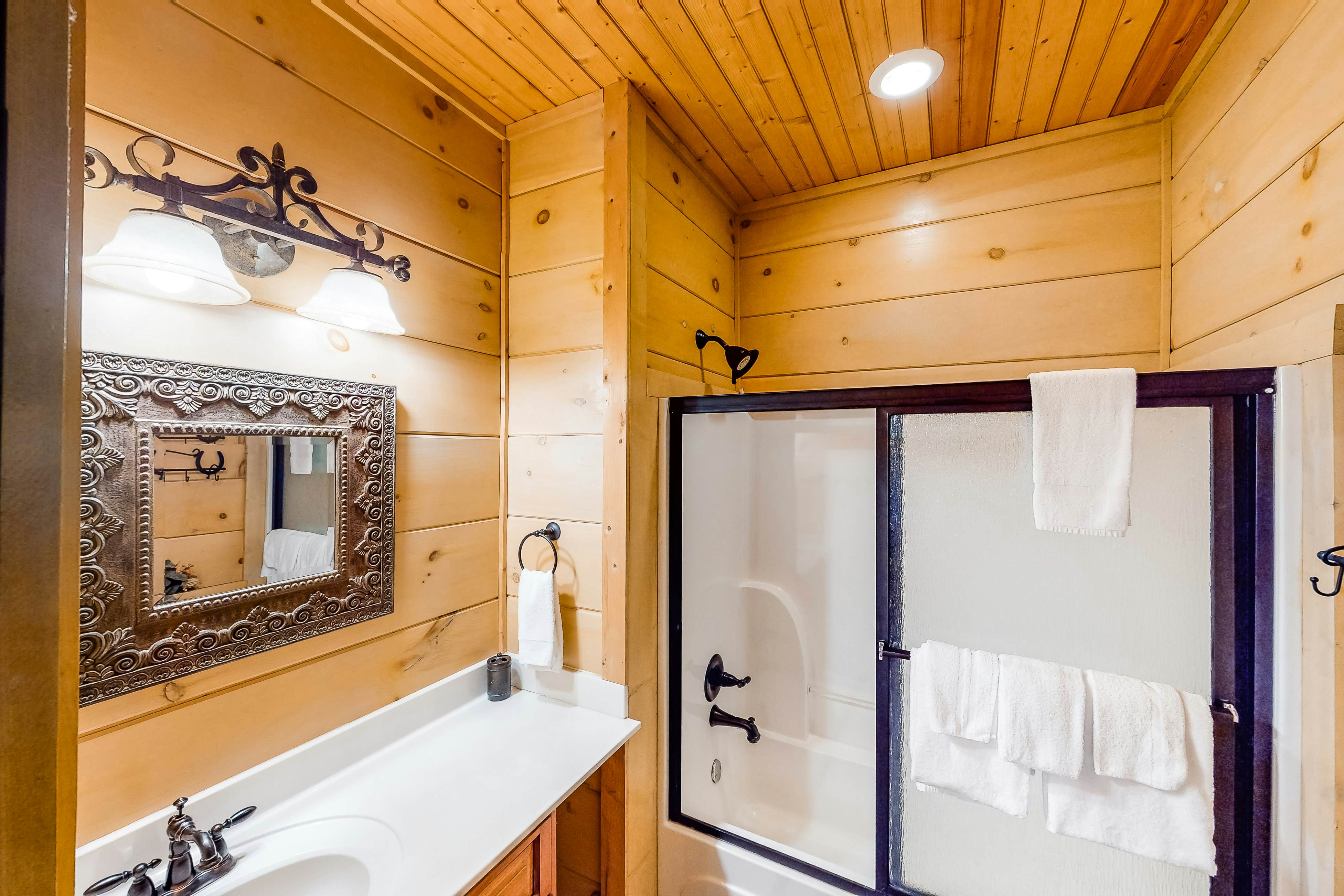 Gorgeous Log House, Sleeps 12・Hot Tub・Game Room