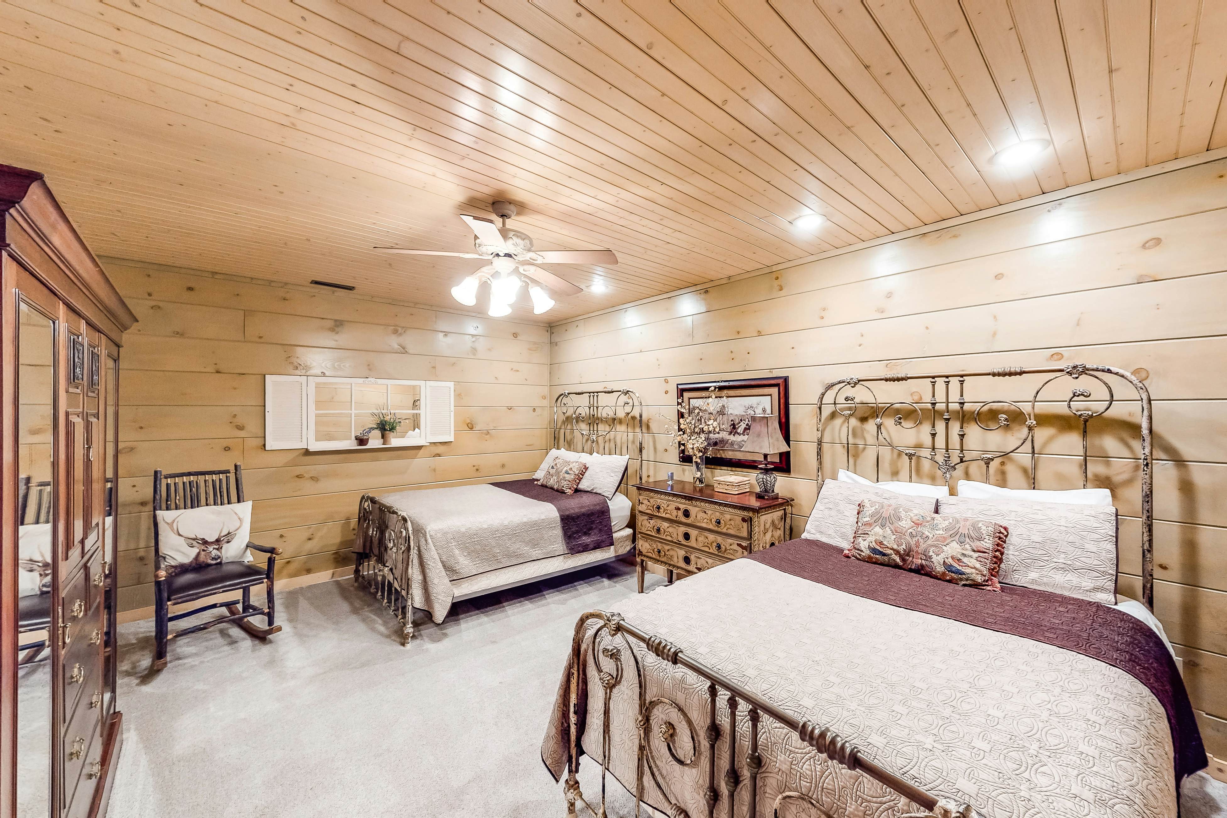 Gorgeous Log House, Sleeps 12・Hot Tub・Game Room