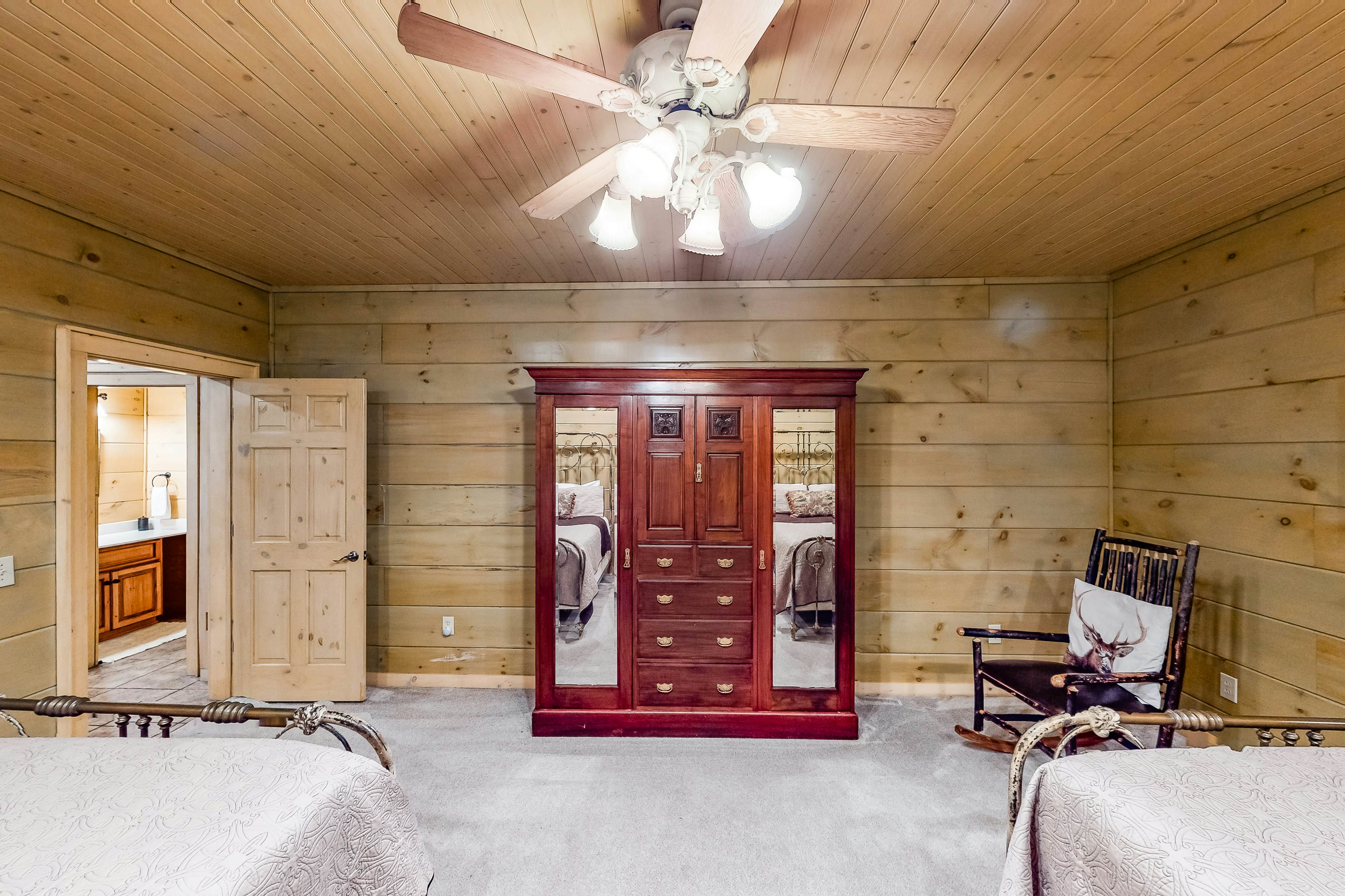 Gorgeous Log House, Sleeps 12・Hot Tub・Game Room