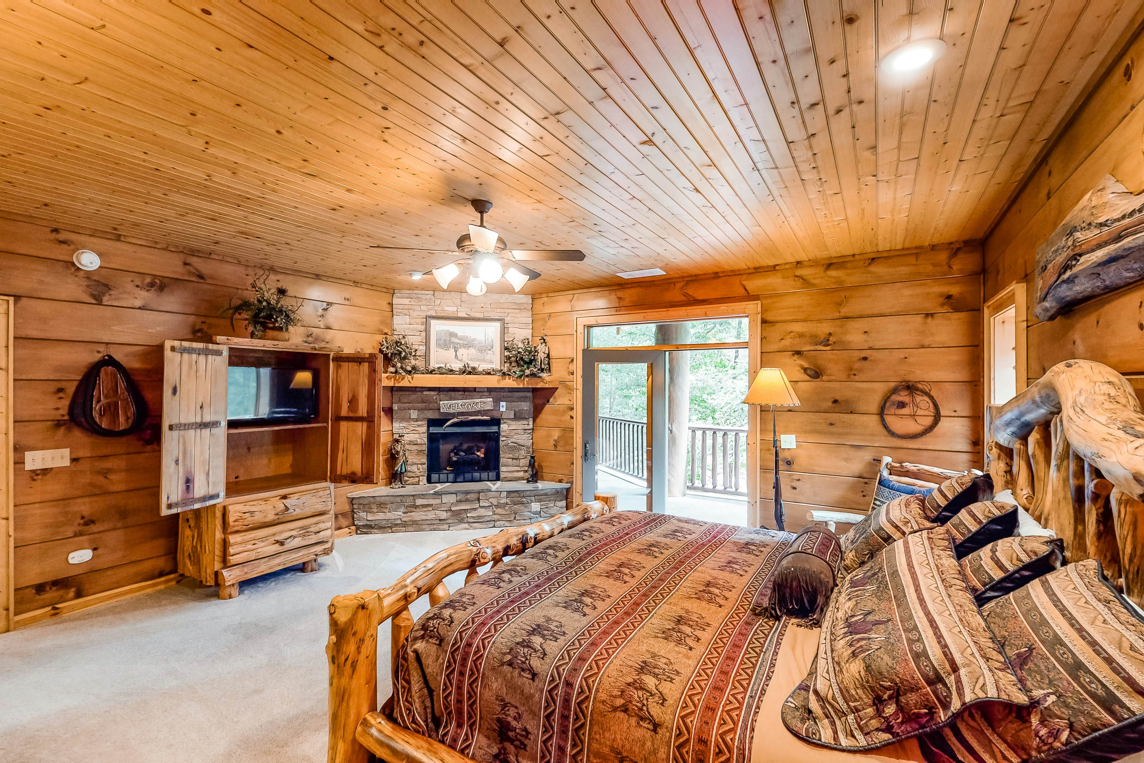 Gorgeous Log House, Sleeps 12・Hot Tub・Game Room