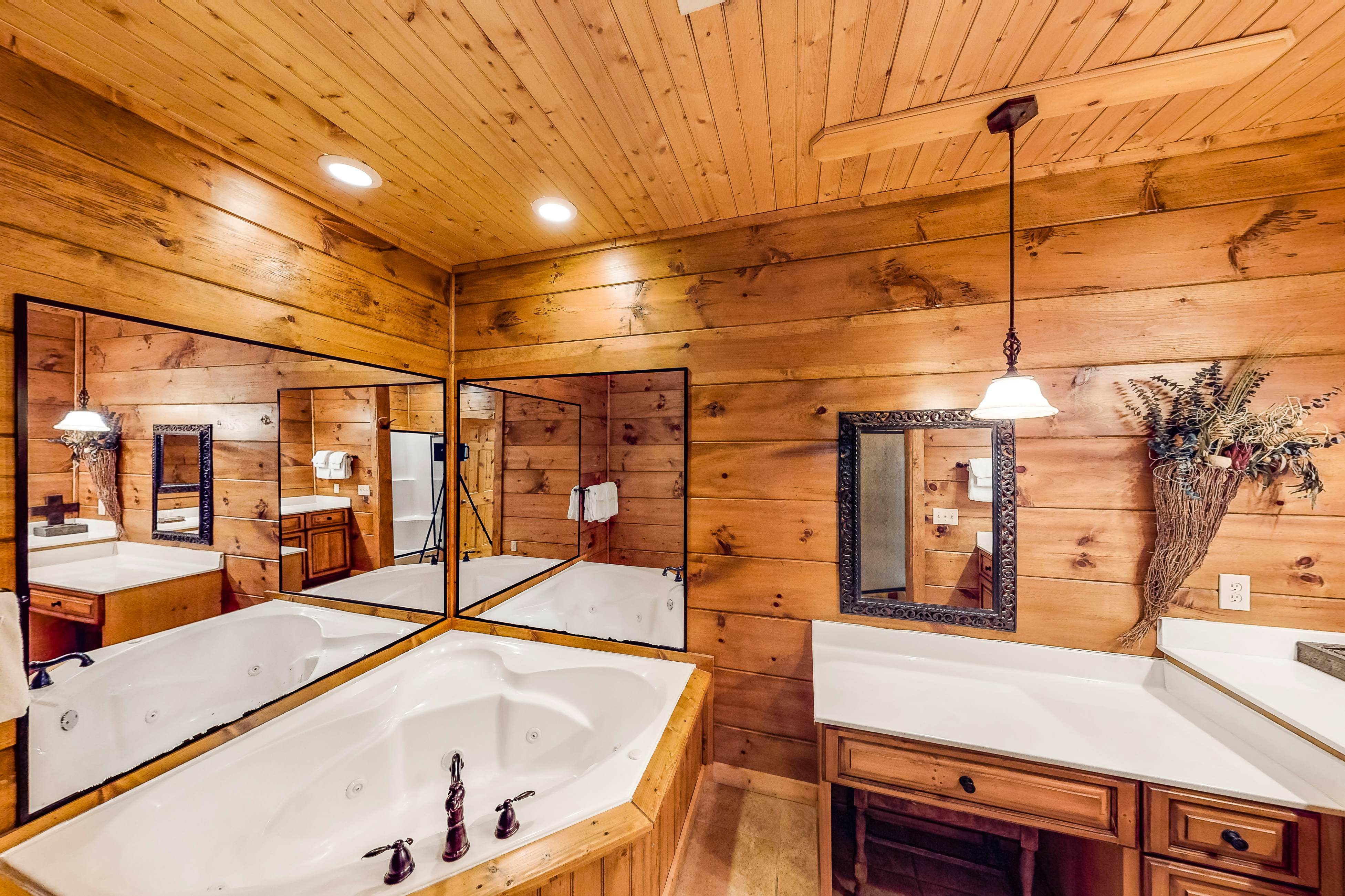 Gorgeous Log House, Sleeps 12・Hot Tub・Game Room
