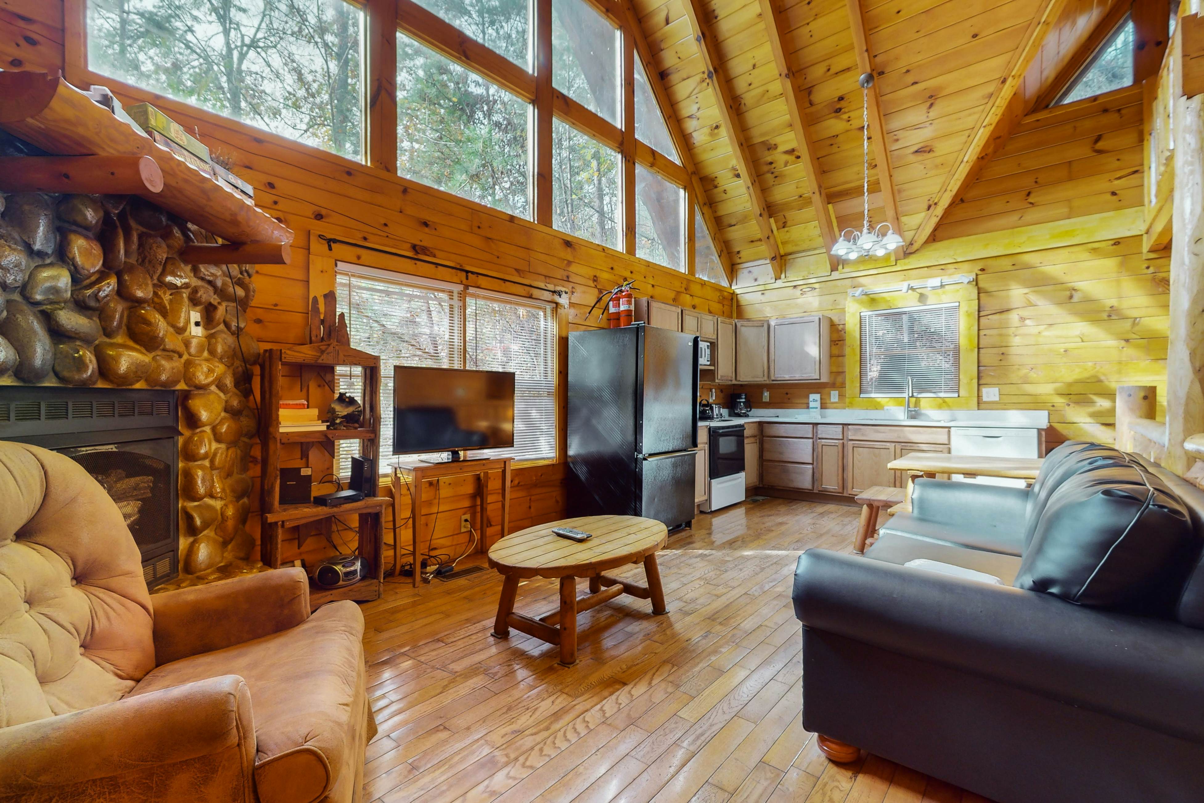 Dog-friendly cabin with private hot tub, & free attraction tickets