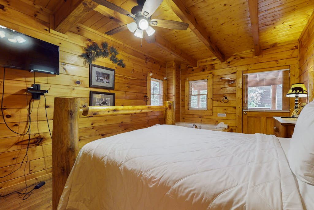 Dog Welcome Cabin, Sleeps 6, Hot Tub, Woodland Views
