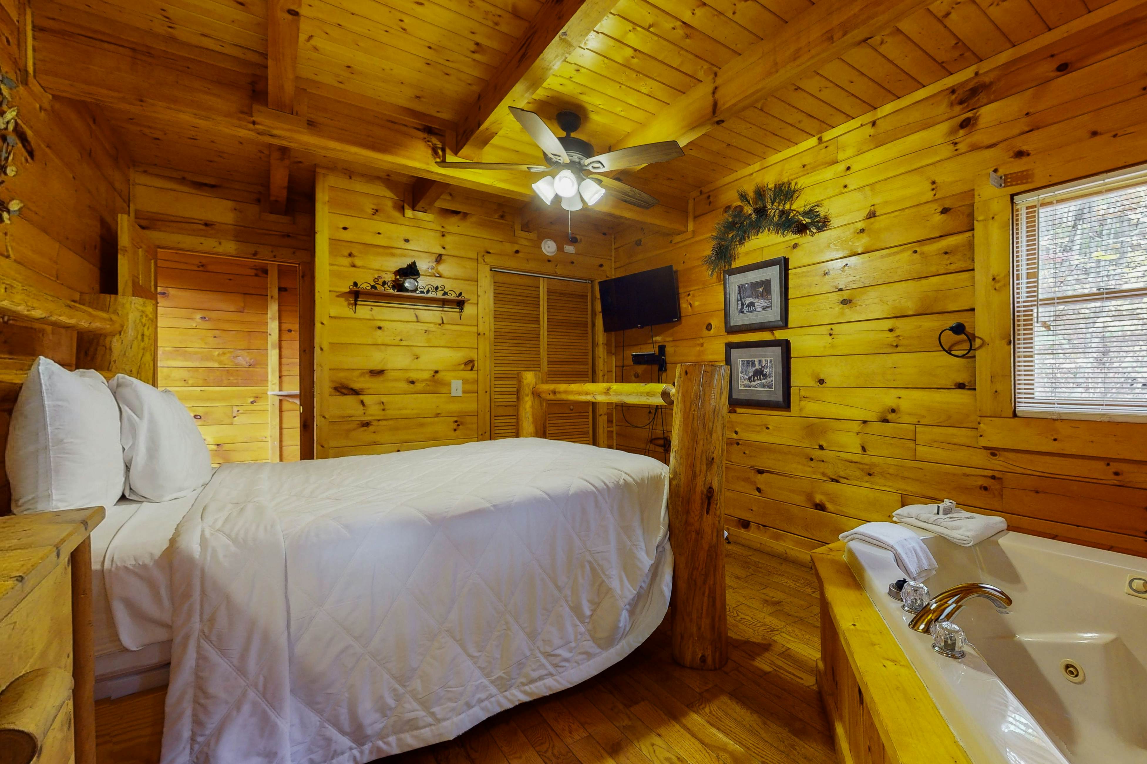 Dog-friendly cabin with private hot tub, & free attraction tickets