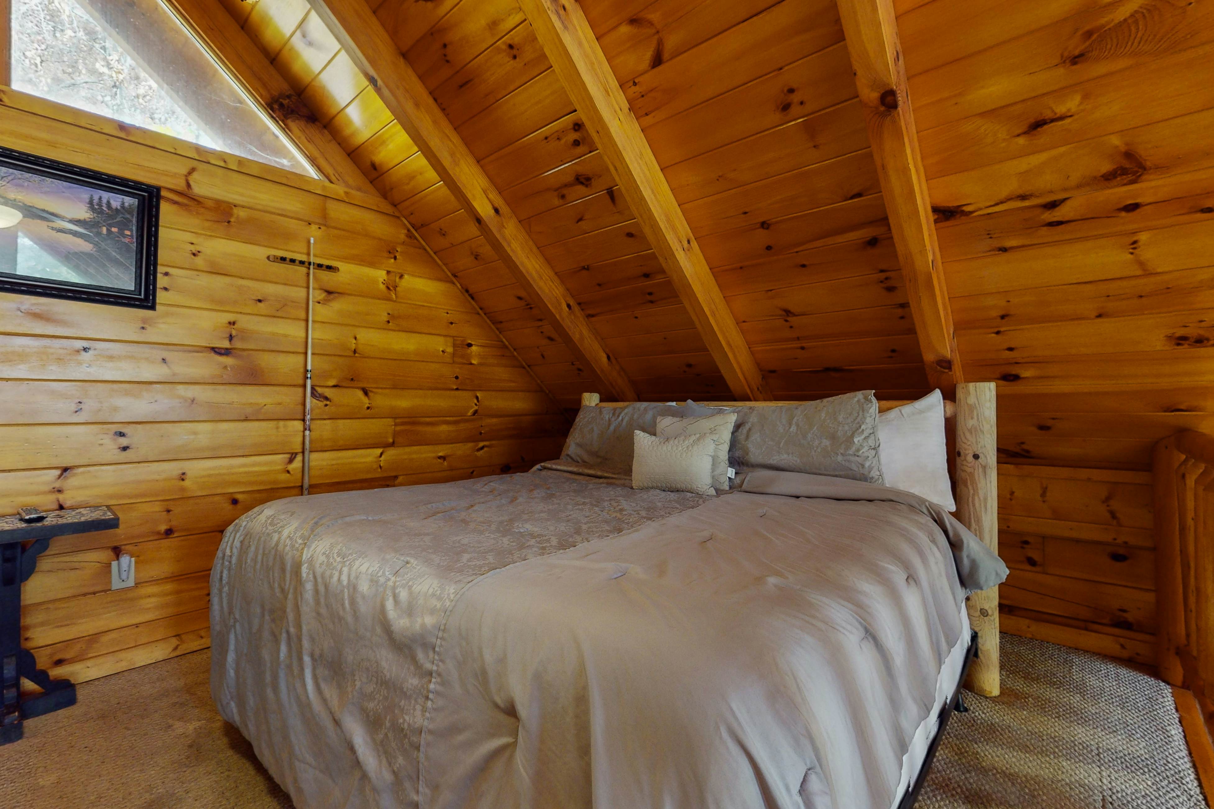 Dog-friendly cabin with private hot tub, & free attraction tickets