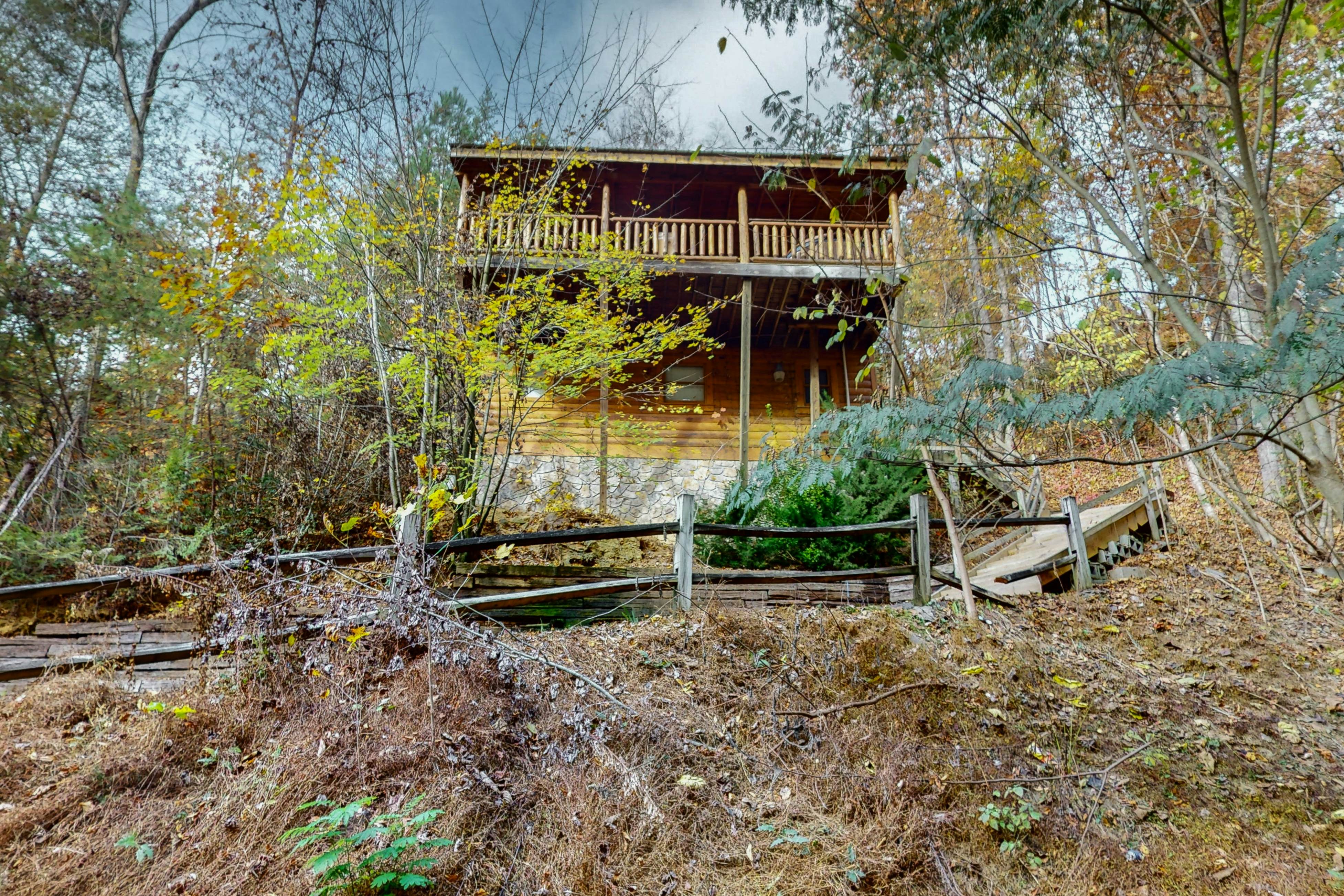 Dog-friendly cabin with private hot tub, & free attraction tickets