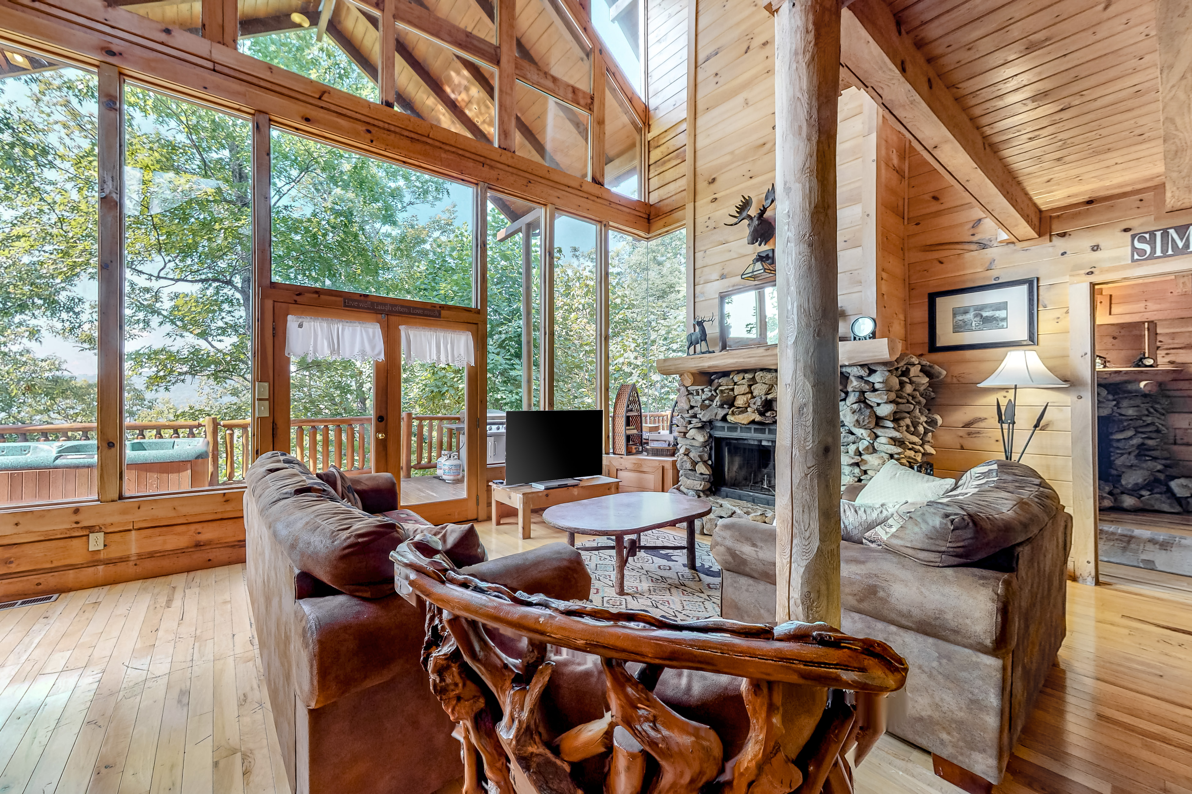 Cabin W Private Hot Tub, Sleeps 14・Mountain Views