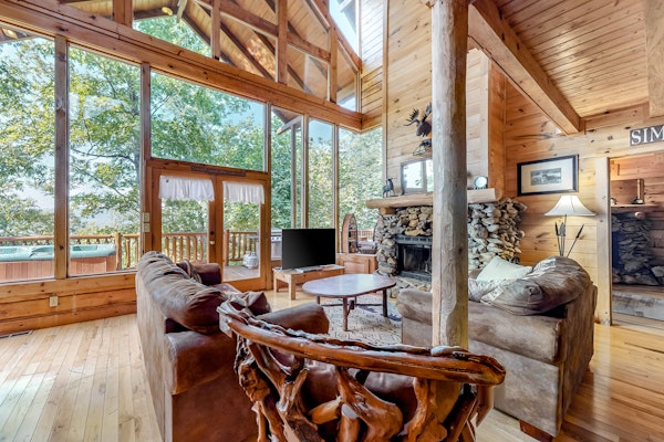 Cabin W Private Hot Tub, Sleeps 14・Mountain Views