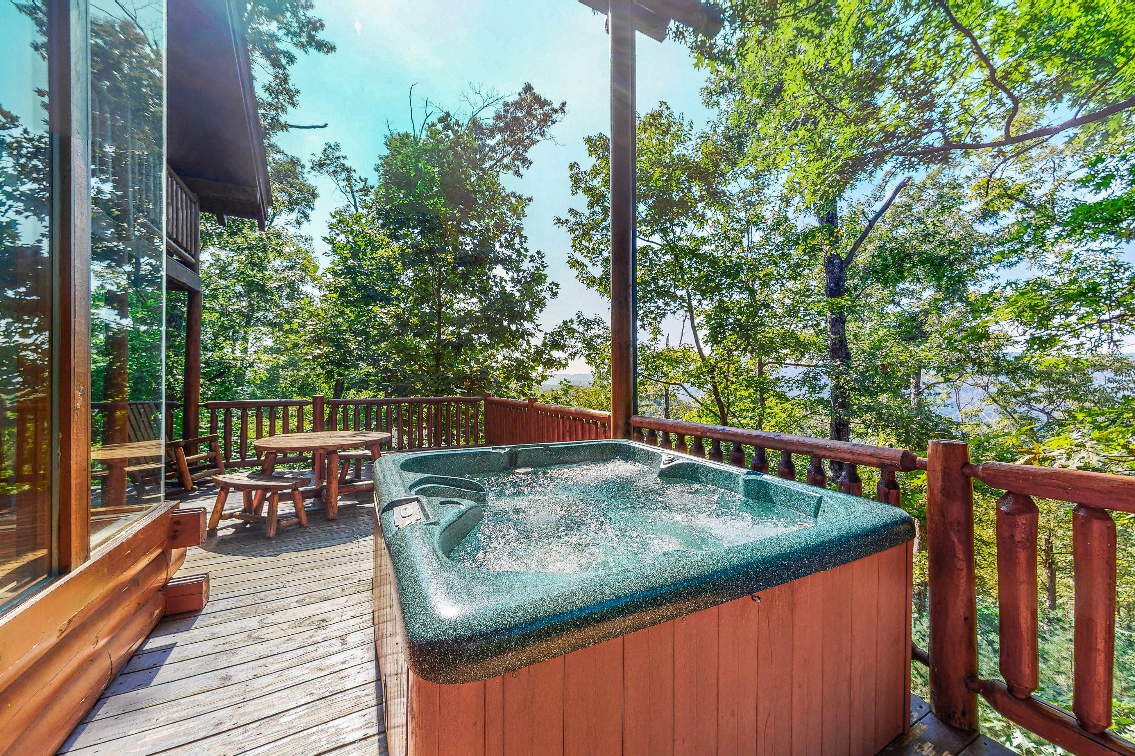 Cabin W Private Hot Tub, Sleeps 14・Mountain Views